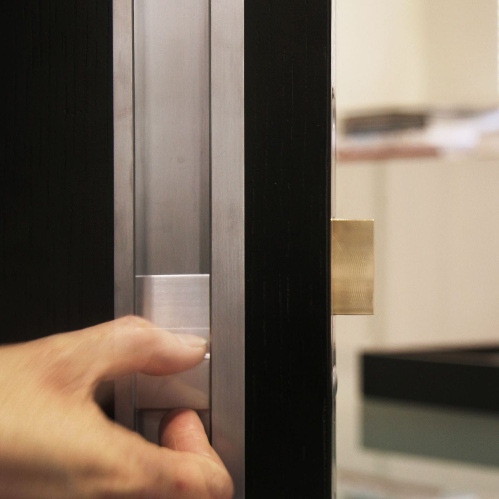 HB1650 D OFFSET FLUSH PULL LOCK FOR HINGE AND PIVOT DOO gallery detail image