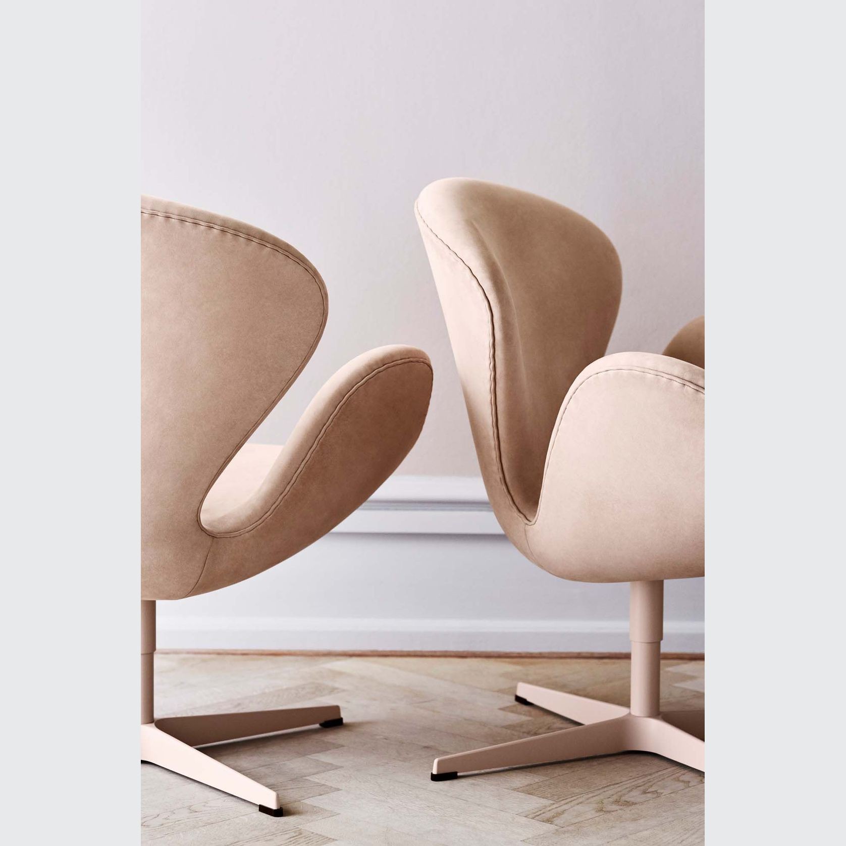 Swan Chair by Fritz Hansen gallery detail image