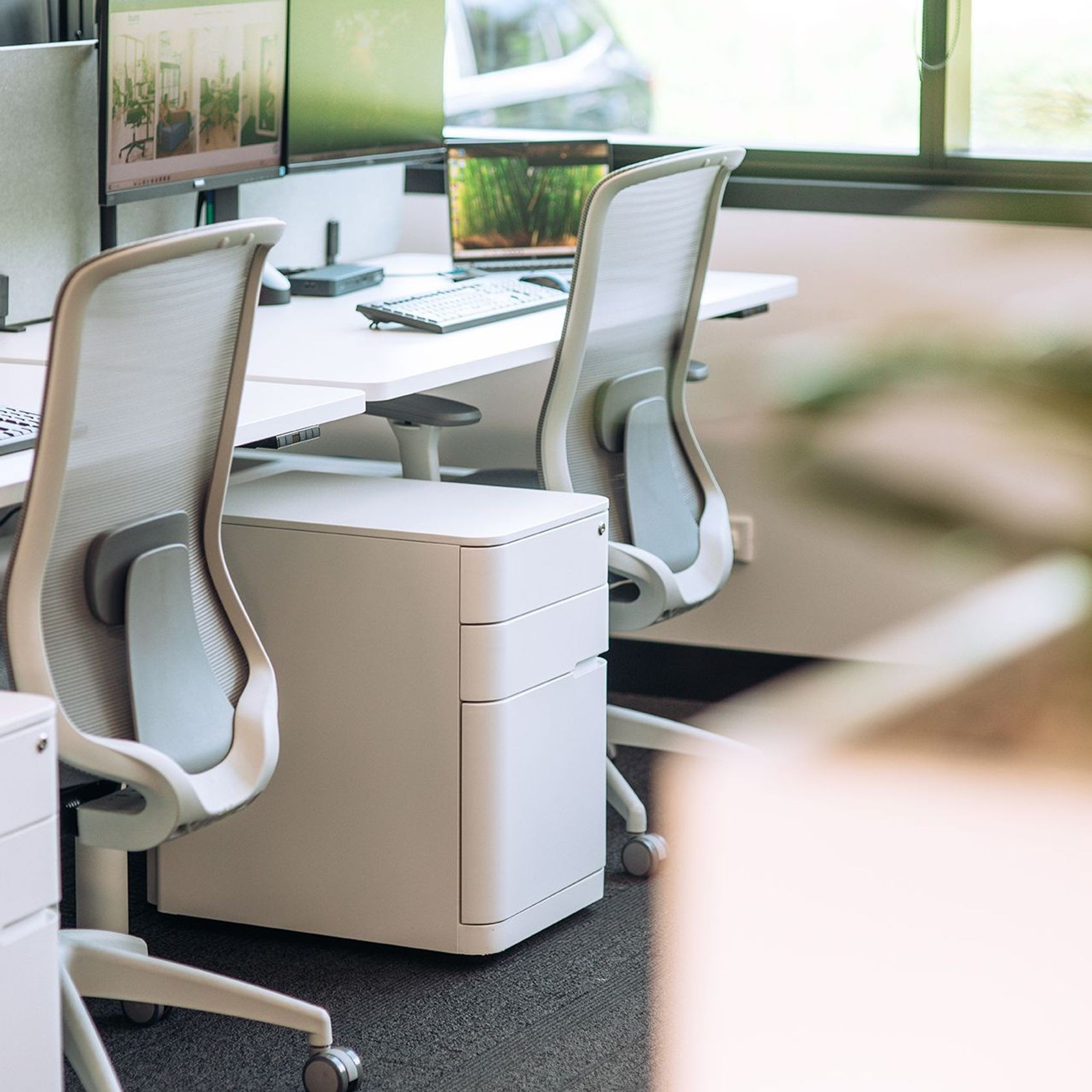 Buro Syntra Back-to-Back Standing Desk gallery detail image
