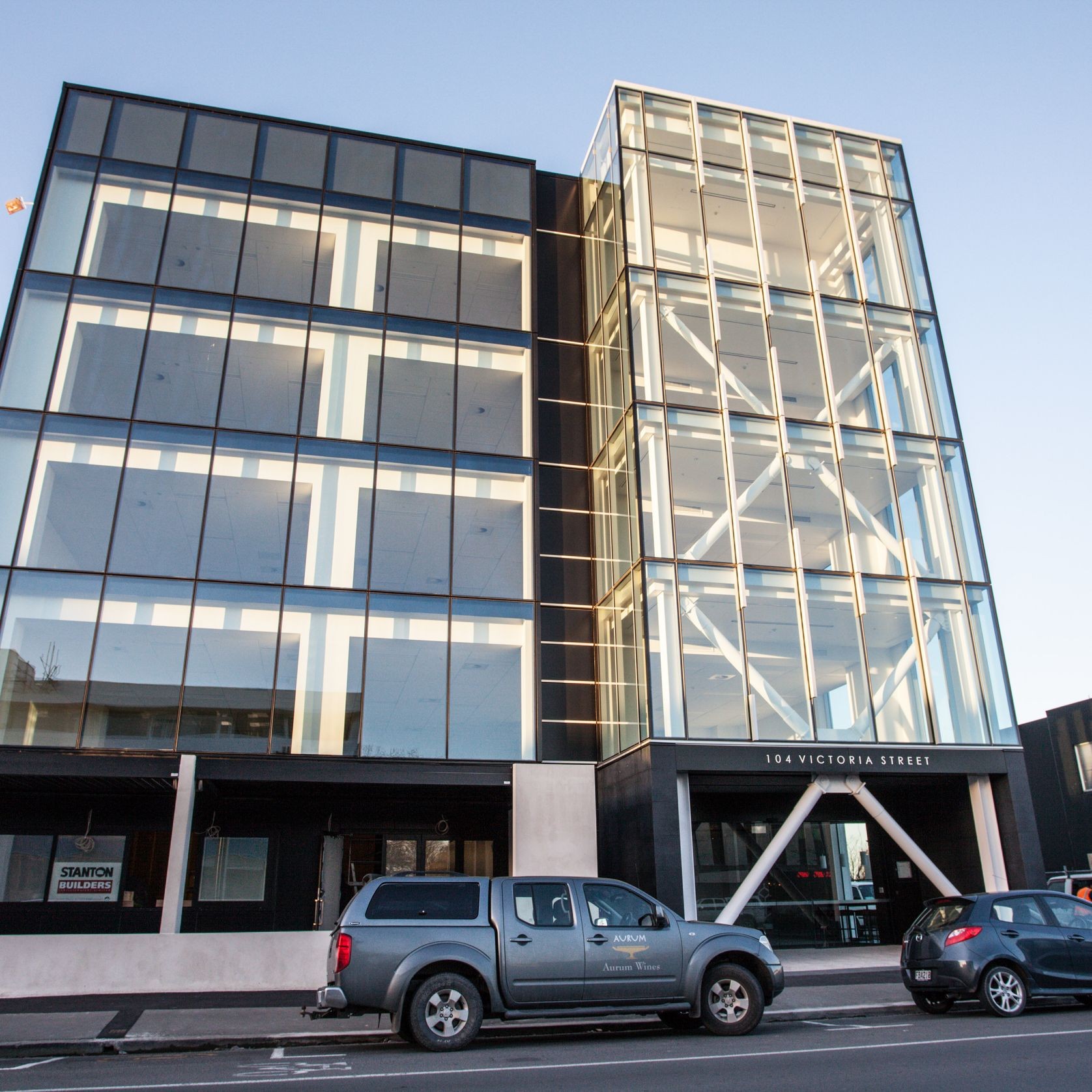PW1000 4 sided flush glazed unitised curtainwall gallery detail image