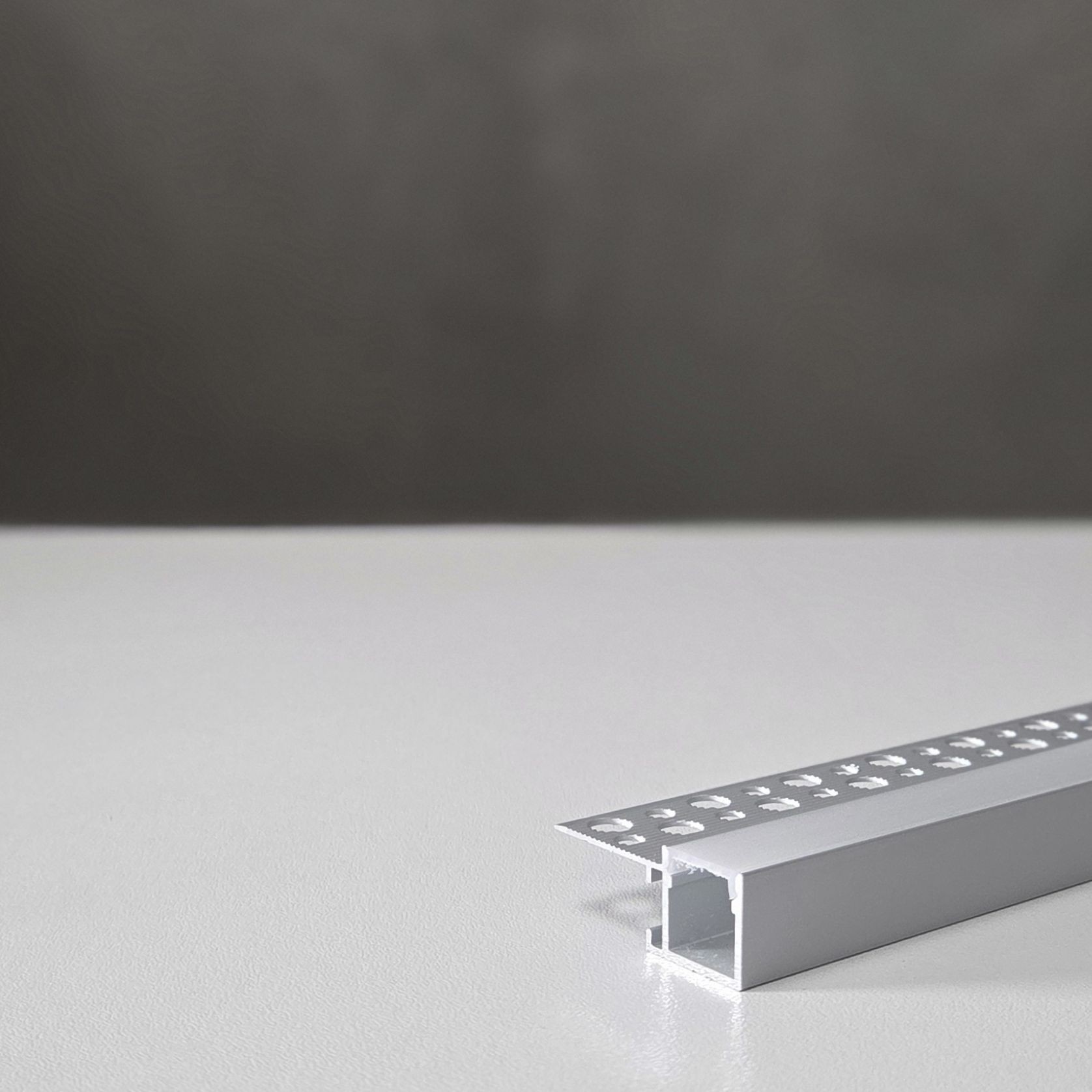 TL021 trimless extrusion