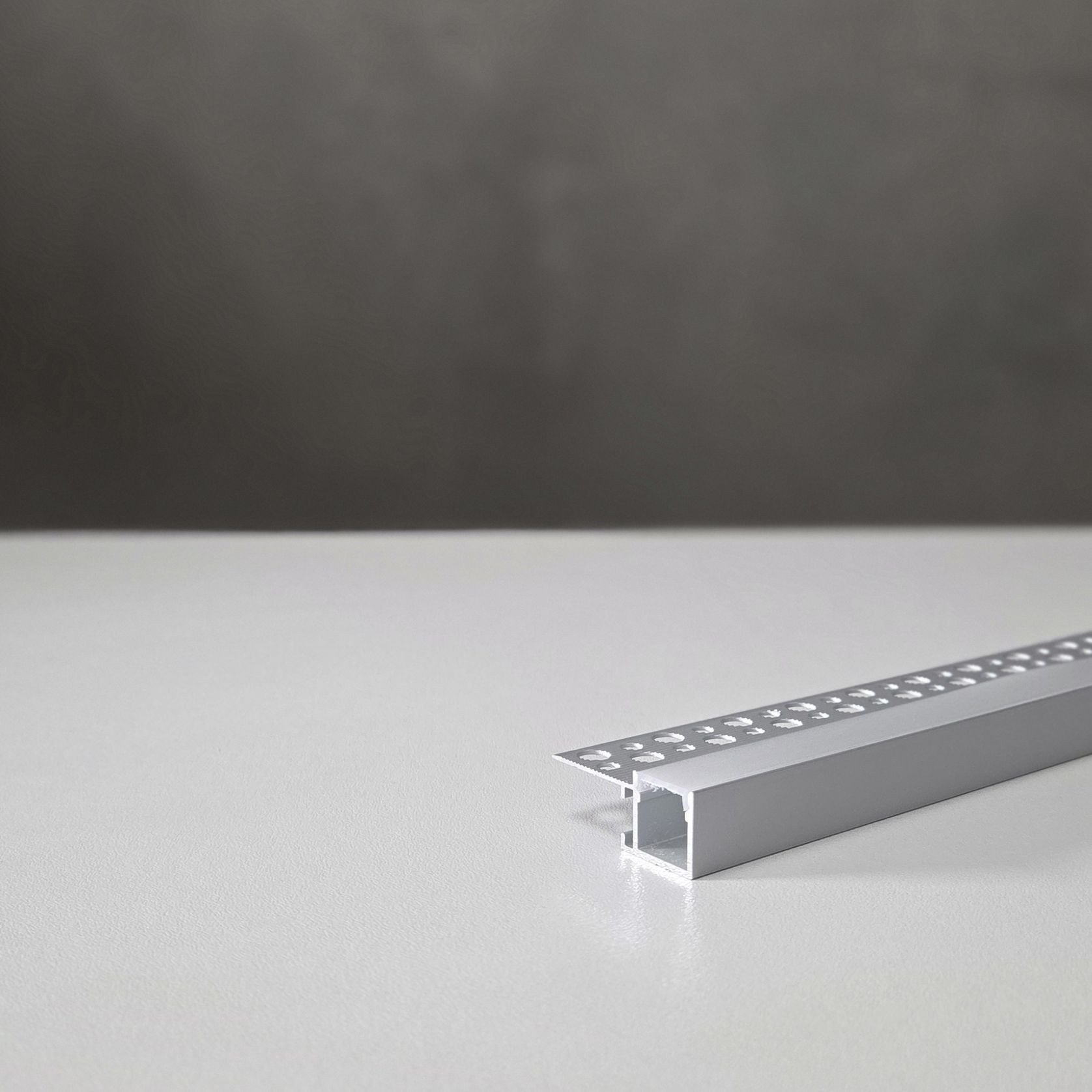 TL021 trimless extrusion