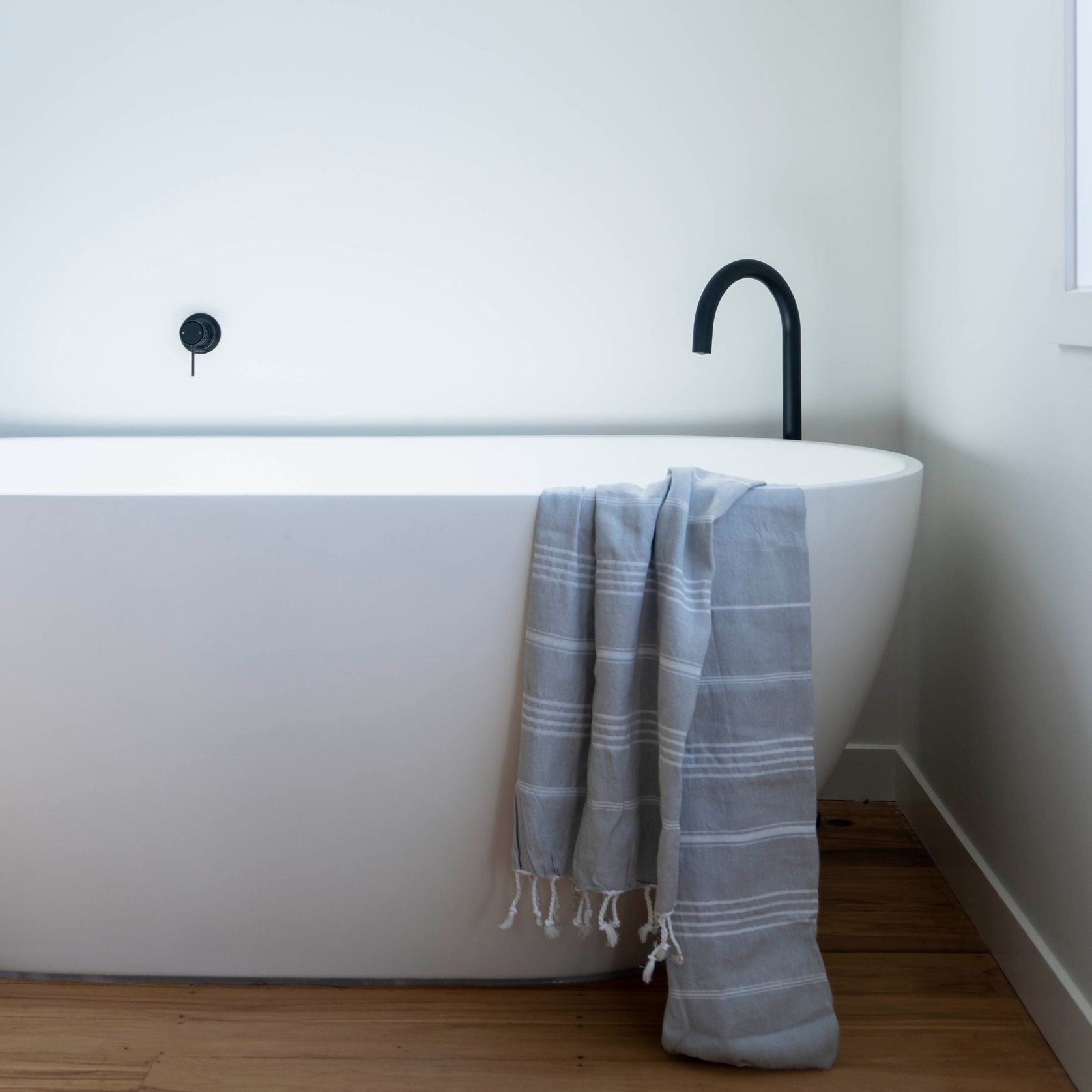 Luna Bath Filler Free Standing Spout gallery detail image