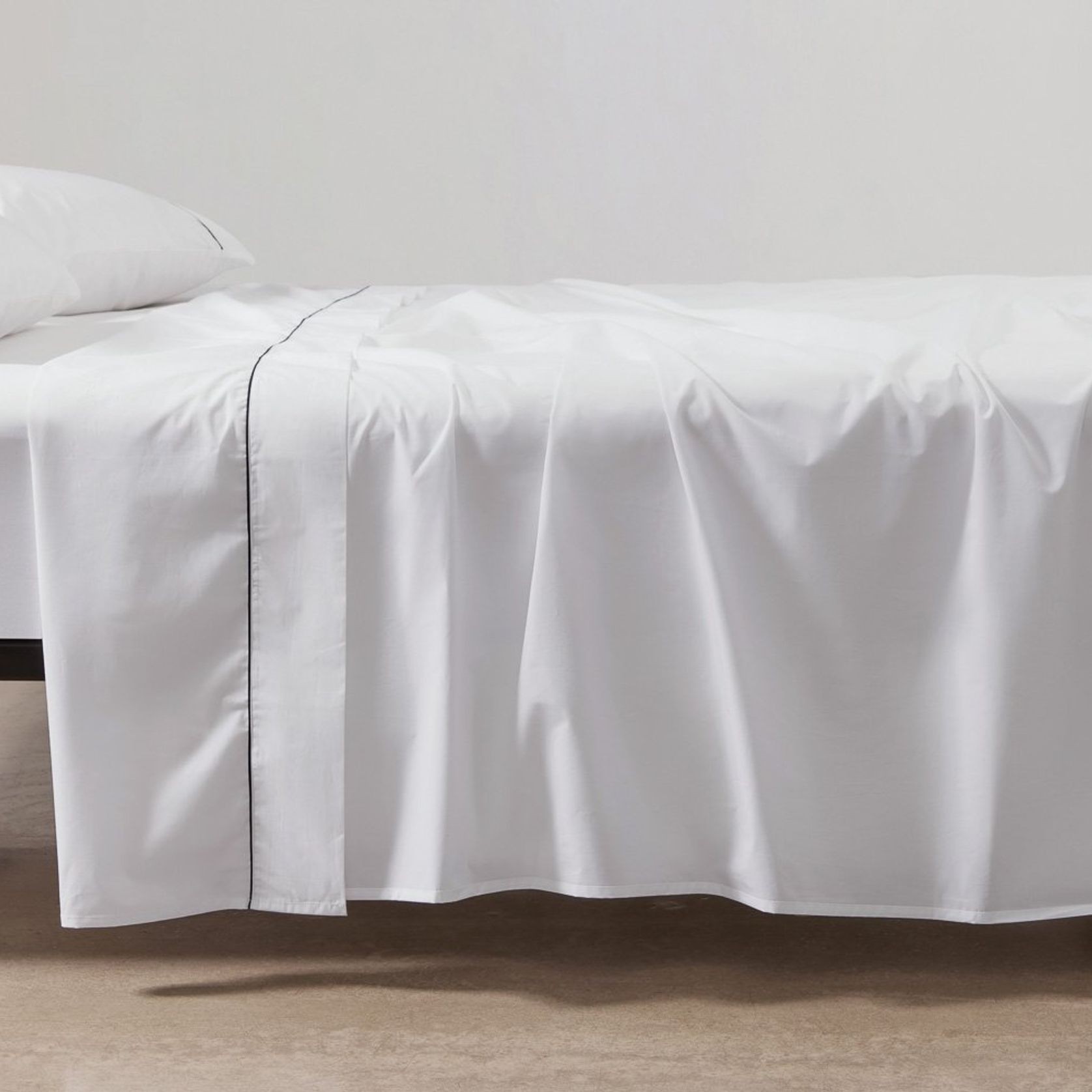 Cotton Percale Flat Sheets with Piping gallery detail image