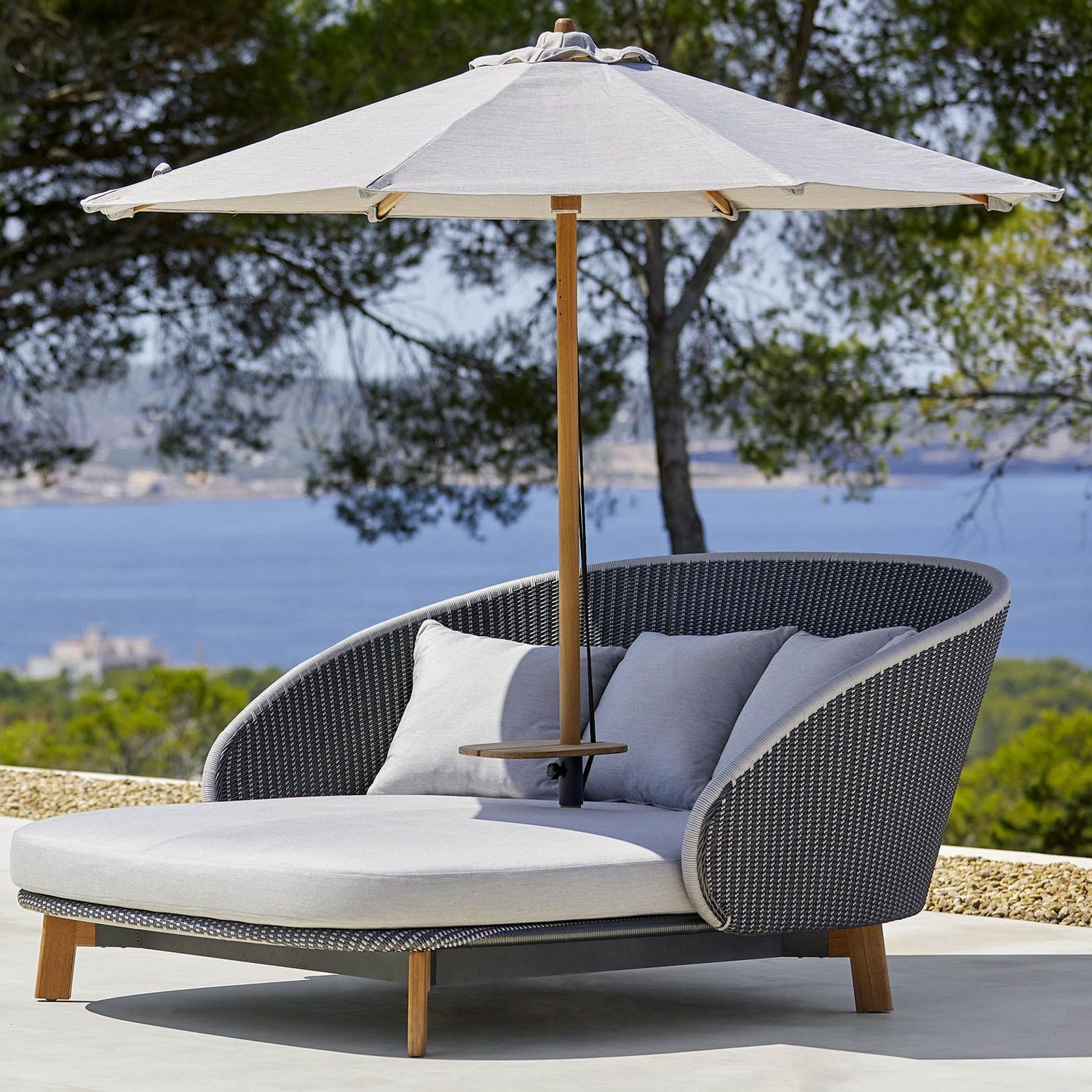 Peacock daybed w/teak legs incl. table gallery detail image