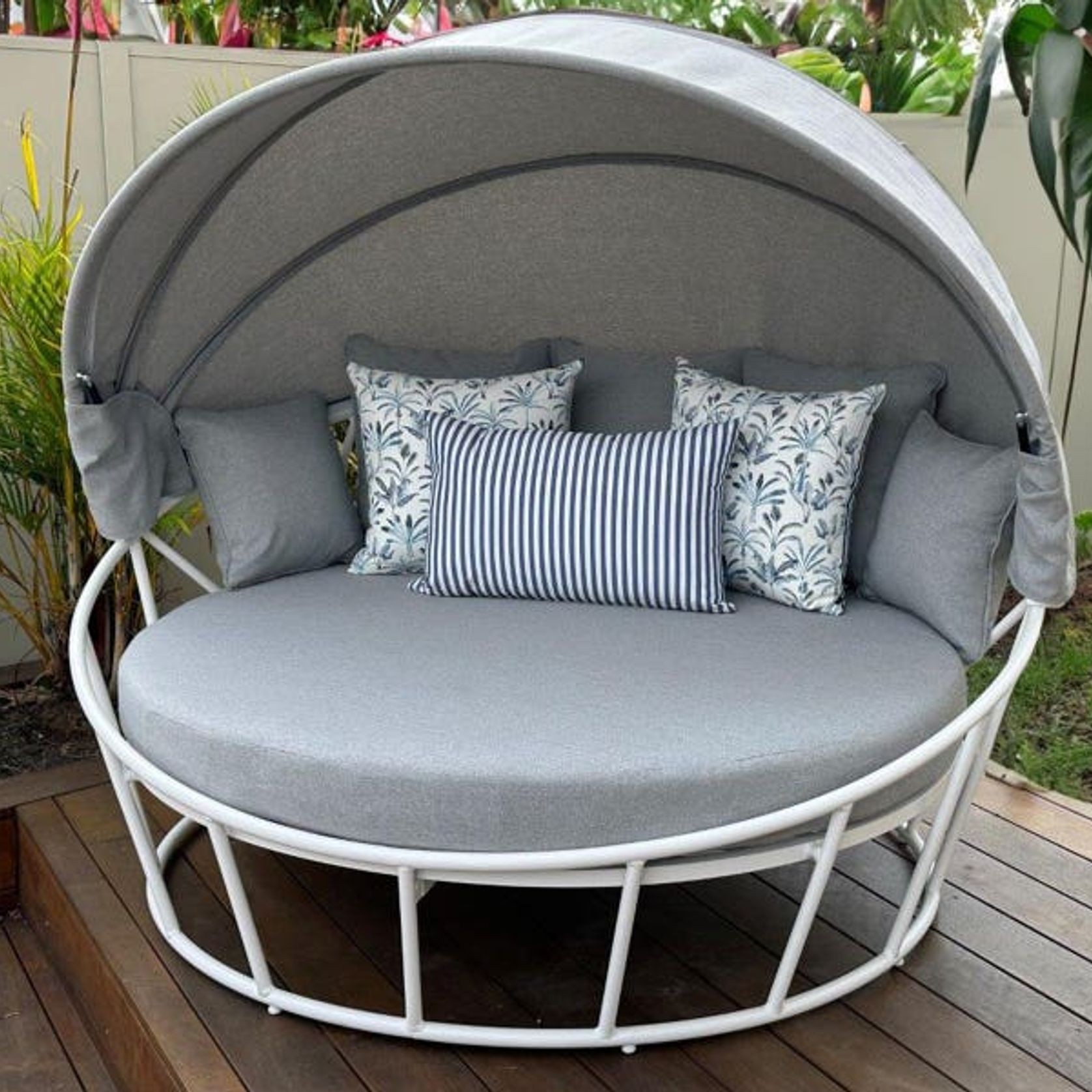 Bora Canopy Round Daybed gallery detail image