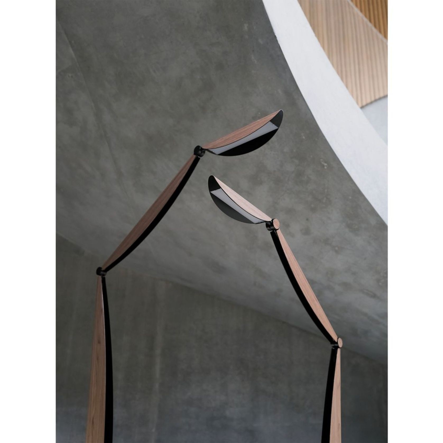 Oiseau floor lamp gallery detail image