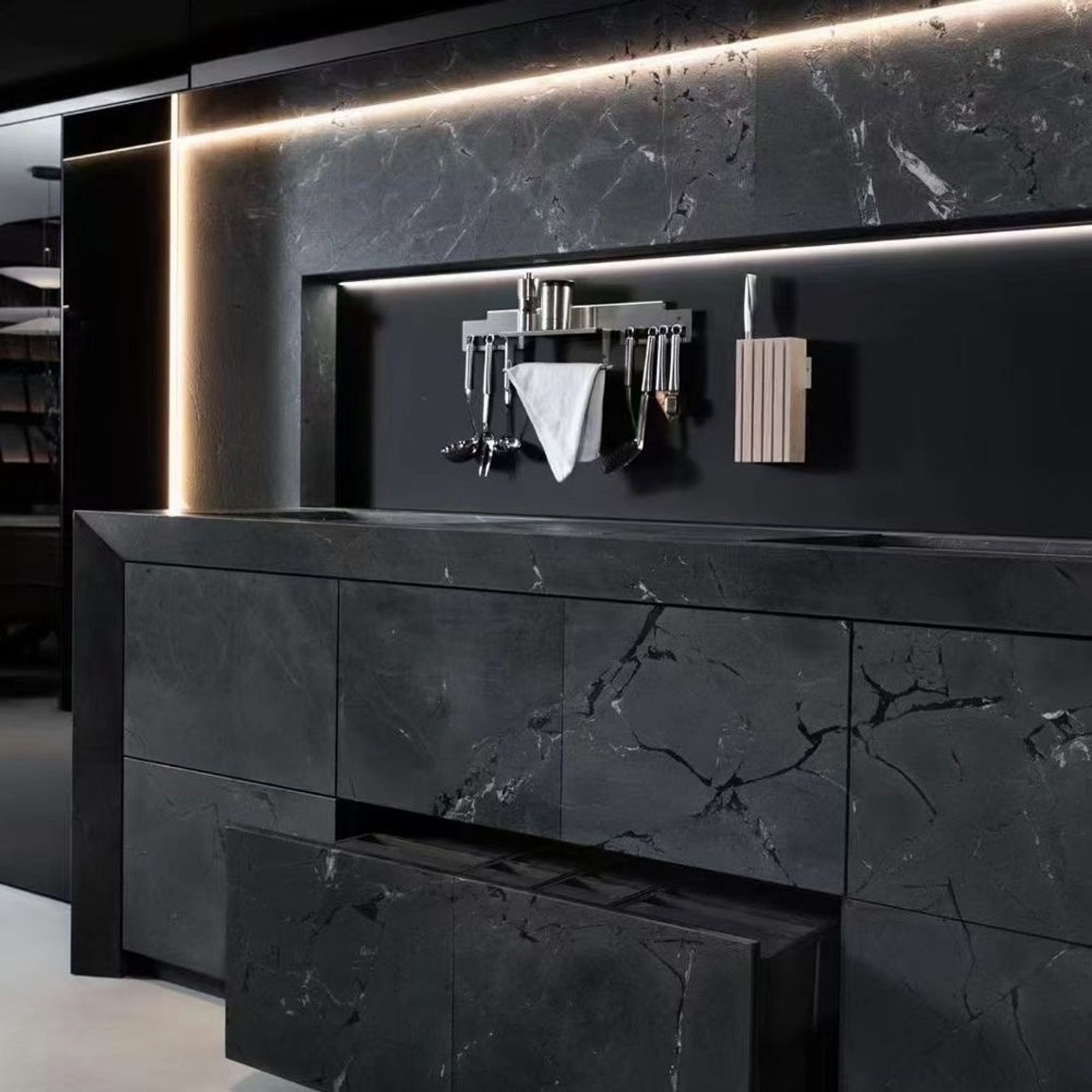 Natural Stone Slabs | Black Q Quartzite gallery detail image