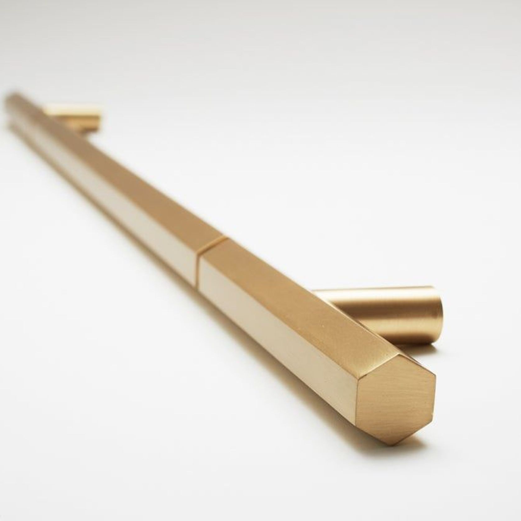 Facet 01L18 gallery detail image