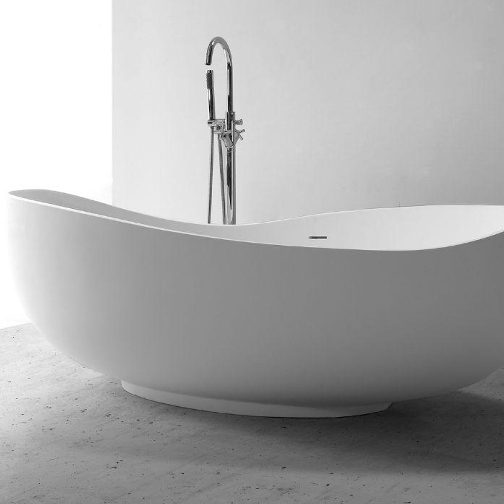 B098 Organically Shaped Hugi Bath 1840mm gallery detail image