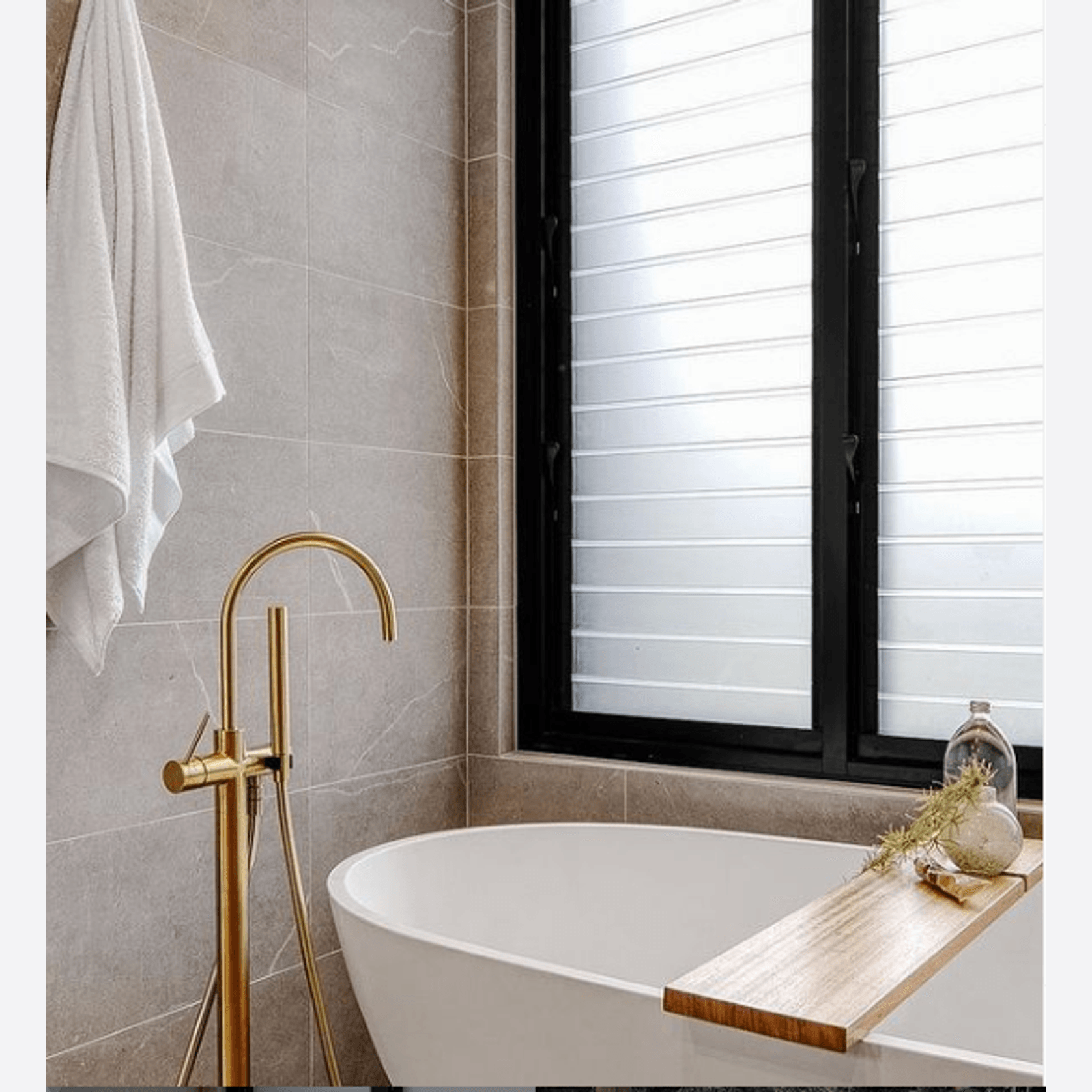 B003 Classic Oval Shaped Hugi Bath gallery detail image