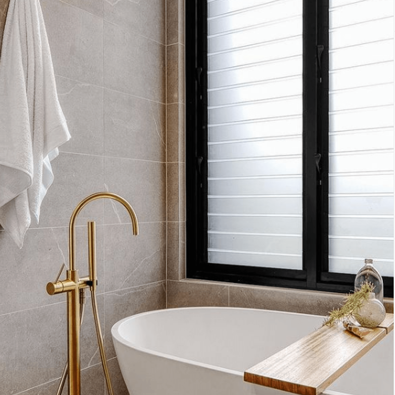 B003 Classic Oval Shaped Hugi Bath gallery detail image