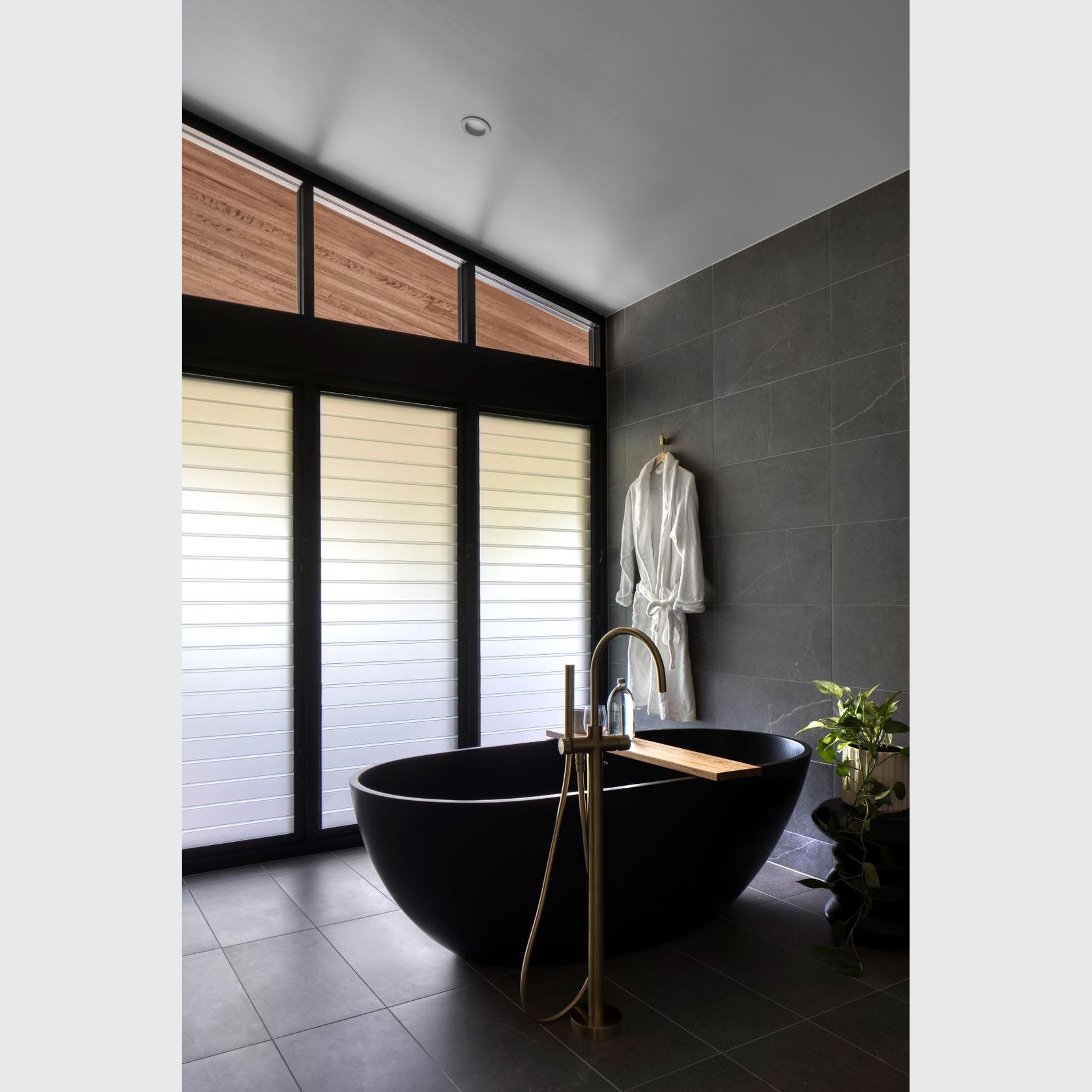 B003 Large Black Hugi Bath 1780mm gallery detail image