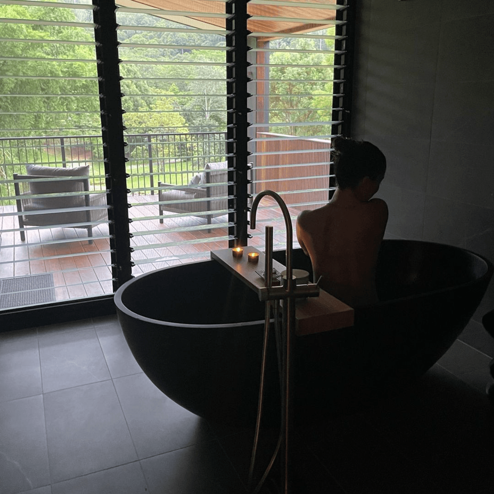 B003 Large Black Hugi Bath 1780mm gallery detail image