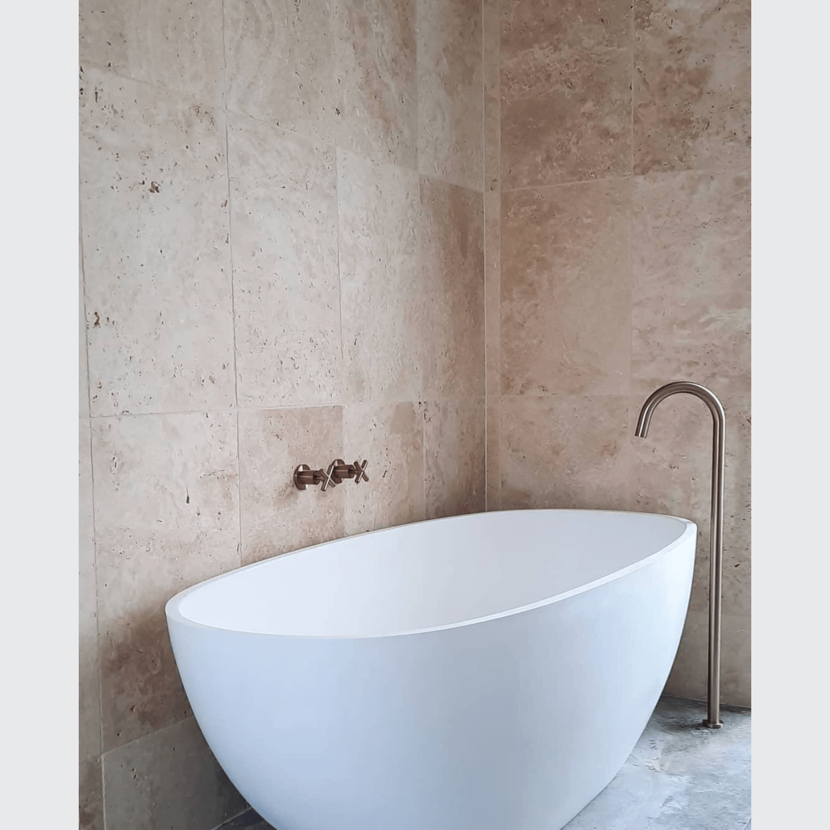B008 Oval Shaped Hugi Bath 1640MM gallery detail image