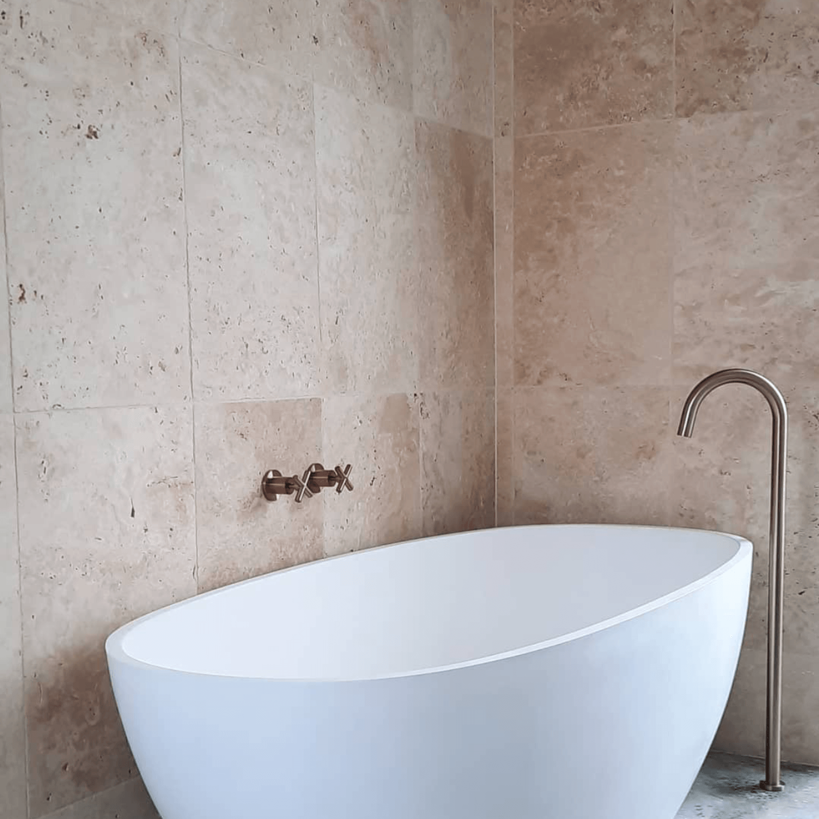 B008 Oval Shaped Hugi Bath 1640MM gallery detail image