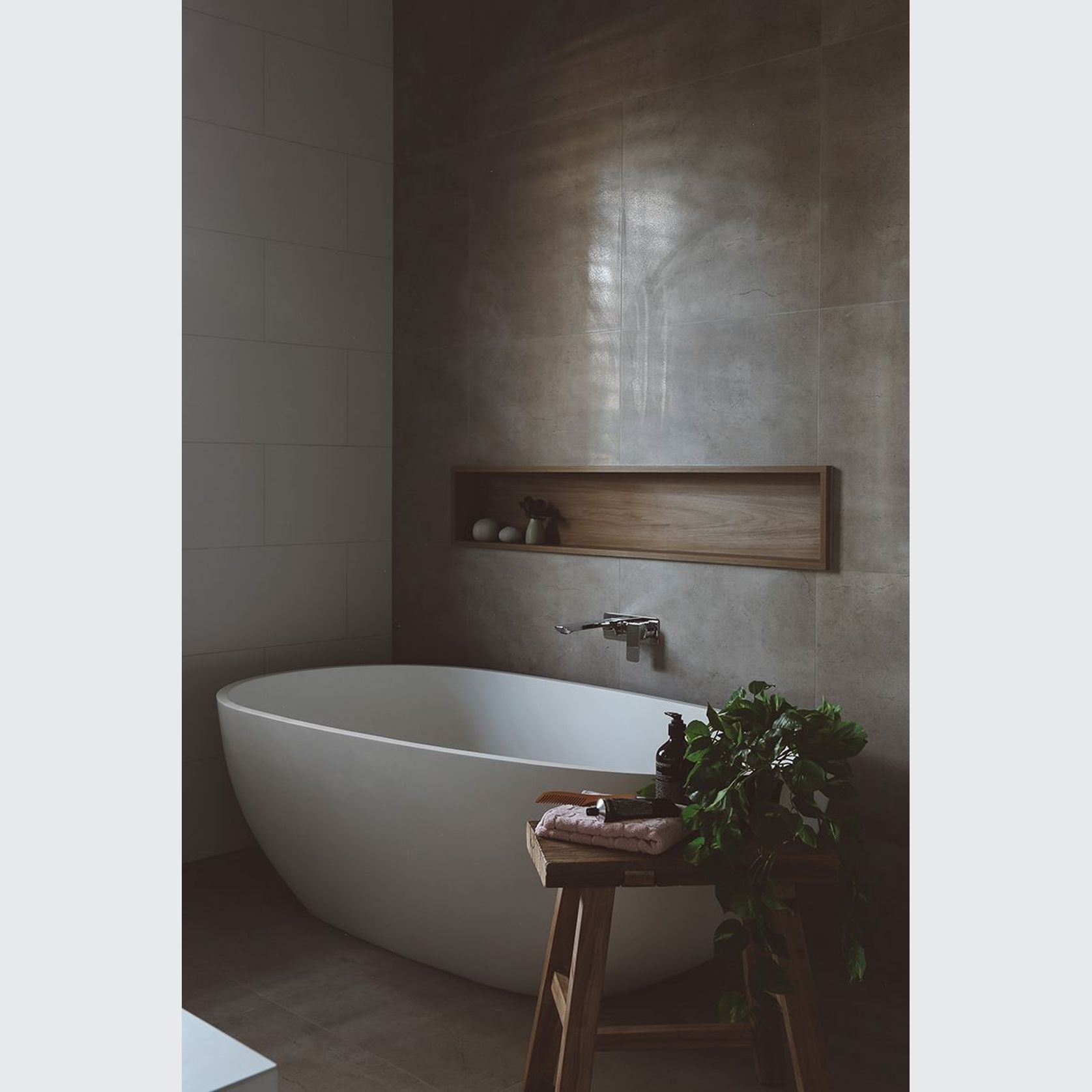 B008 Oval Shaped Hugi Bath 1640MM gallery detail image