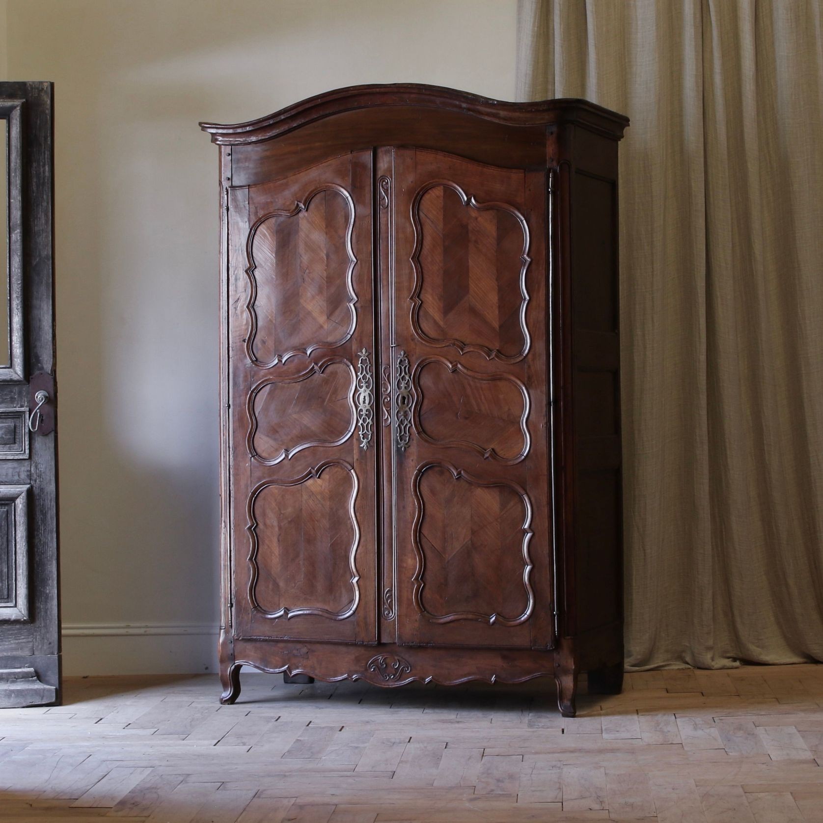 Louis XV Armoire gallery detail image