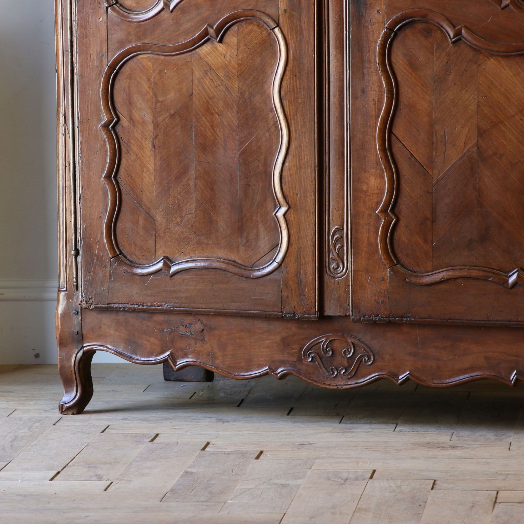 Louis XV Armoire gallery detail image