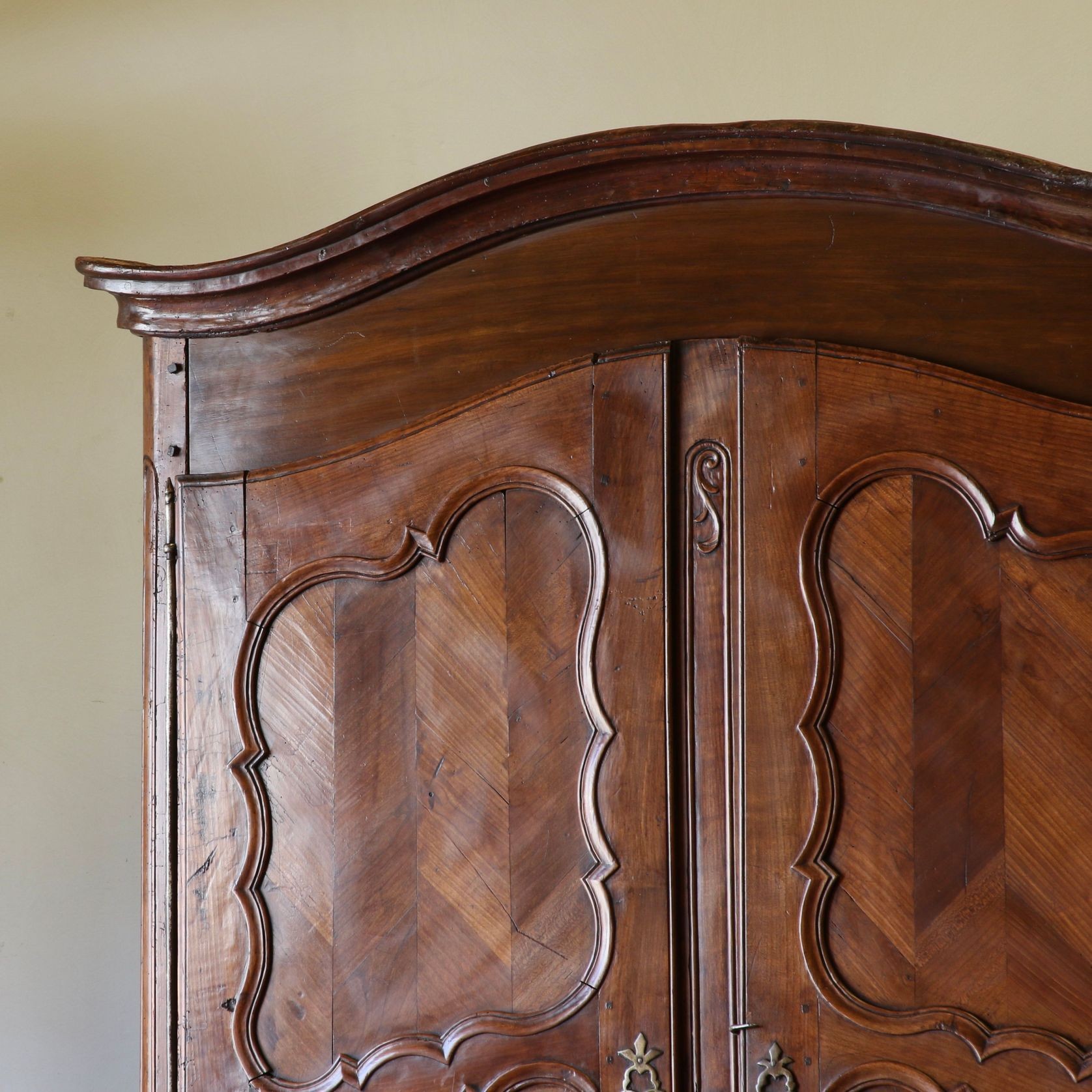 Louis XV Armoire gallery detail image