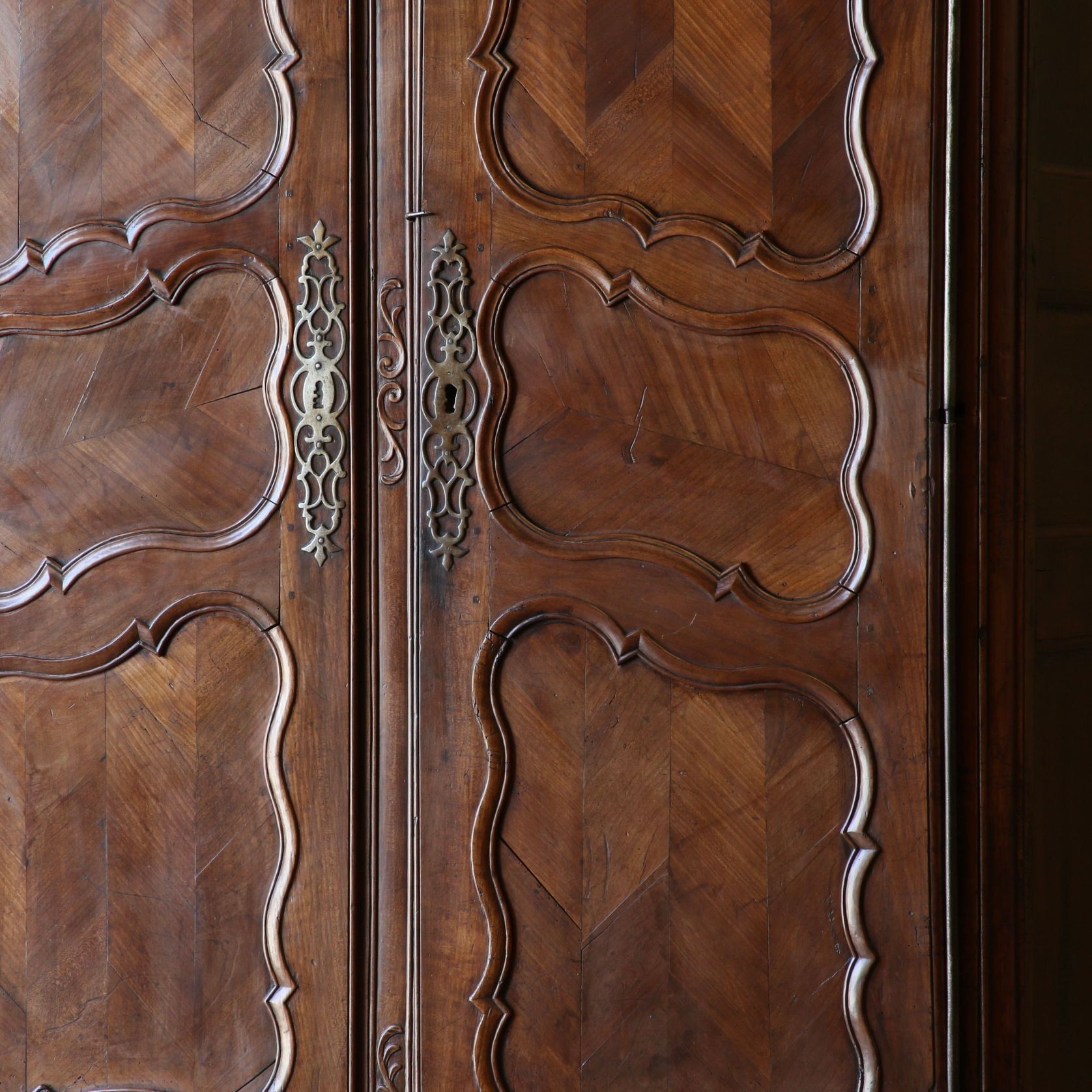 Louis XV Armoire gallery detail image