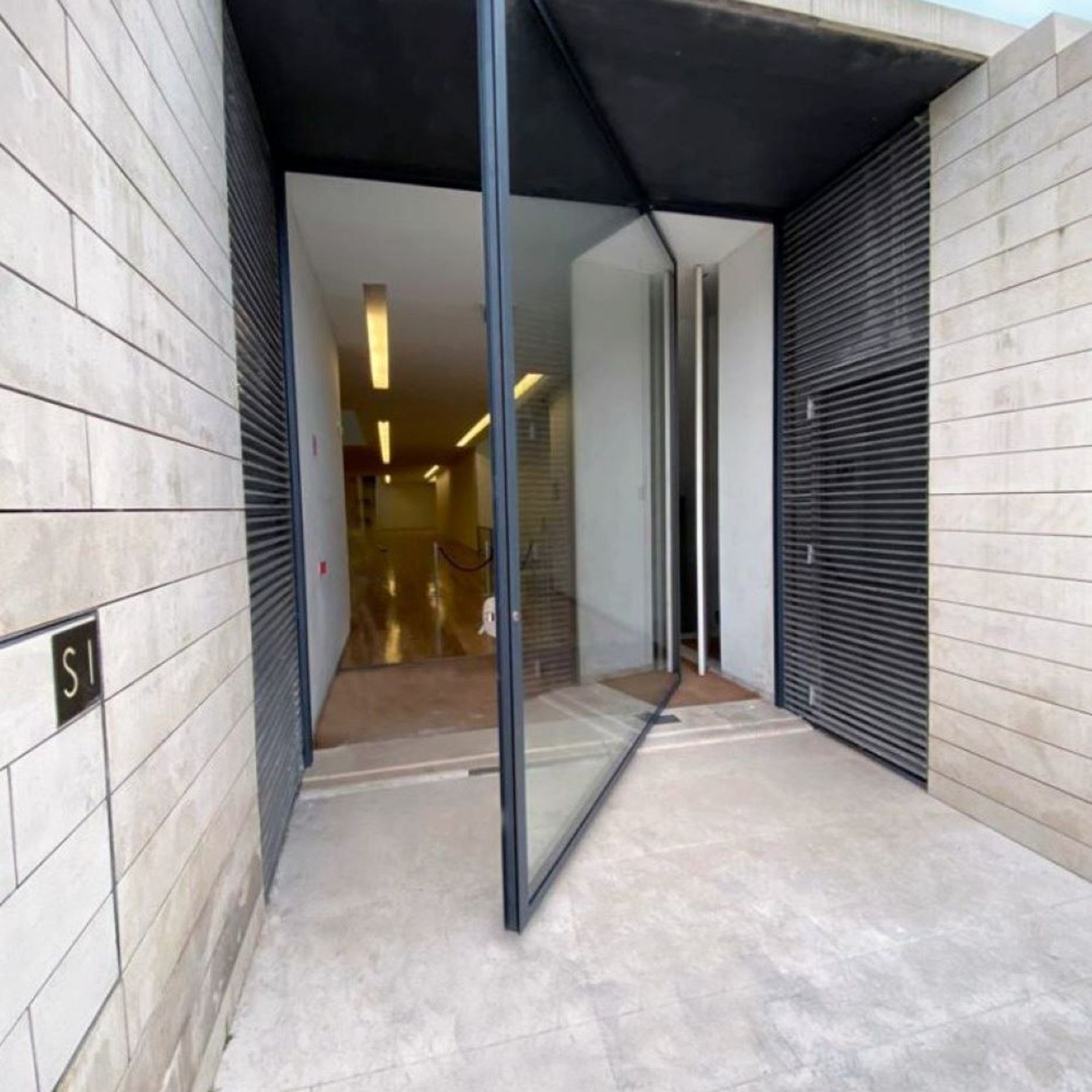 Urbane Thermally Broken Pivoting Door System gallery detail image