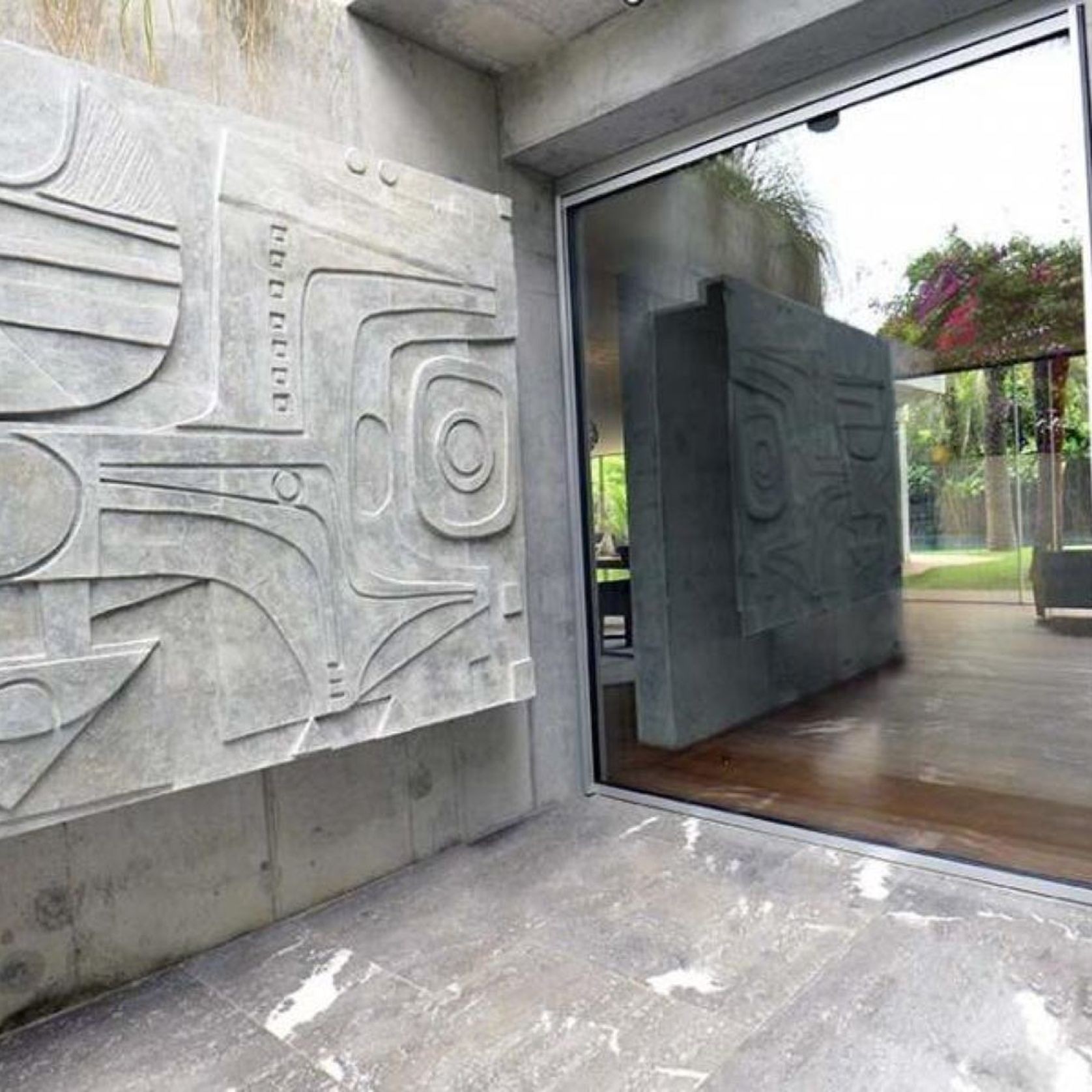 Urbane Thermally Broken Pivoting Door System gallery detail image