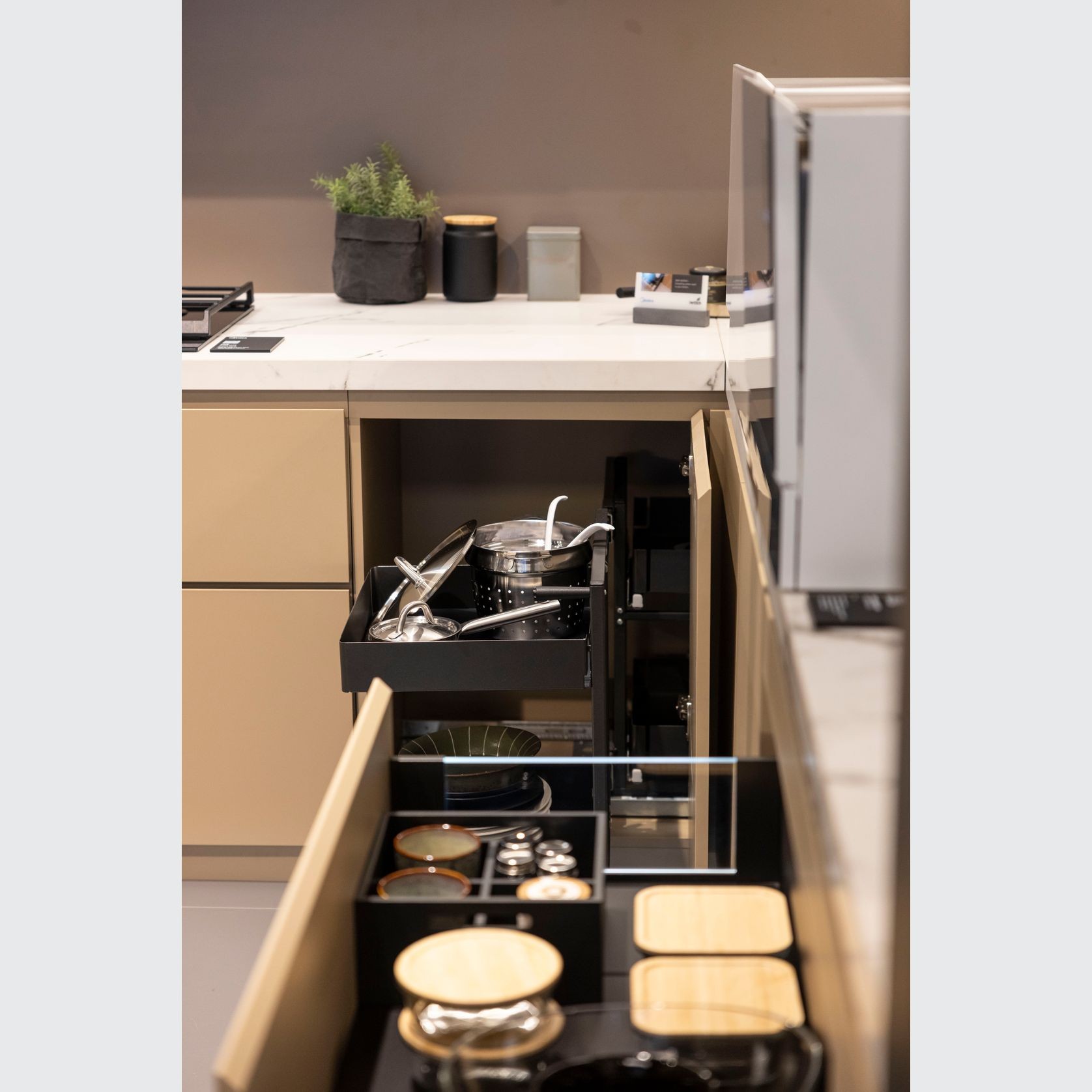 Orta | Corner cabinet pull-out gallery detail image