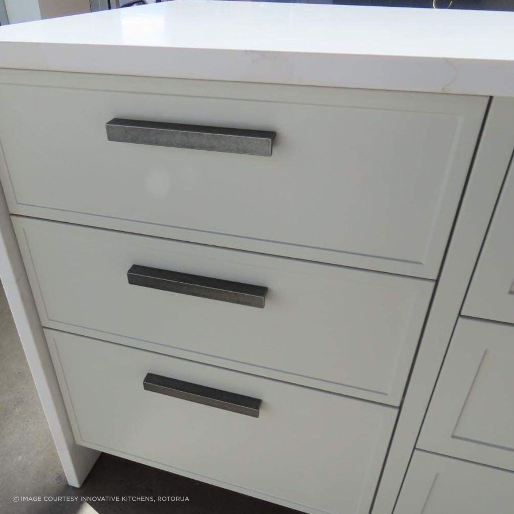 Angolo Lip Pull gallery detail image