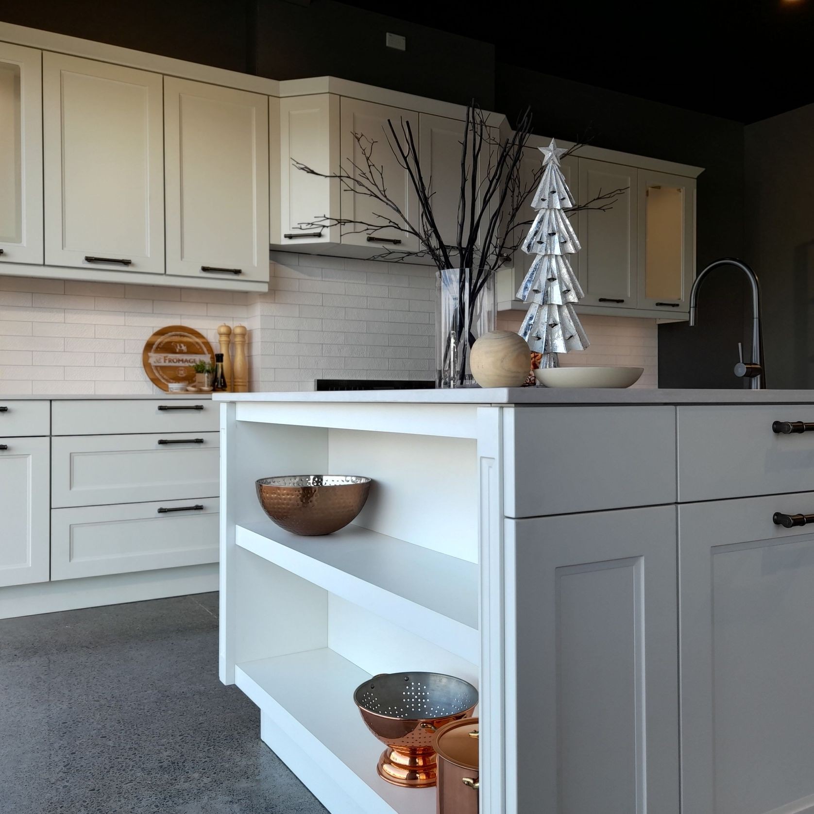 Cascada Traditional Kitchen Cabinetry gallery detail image
