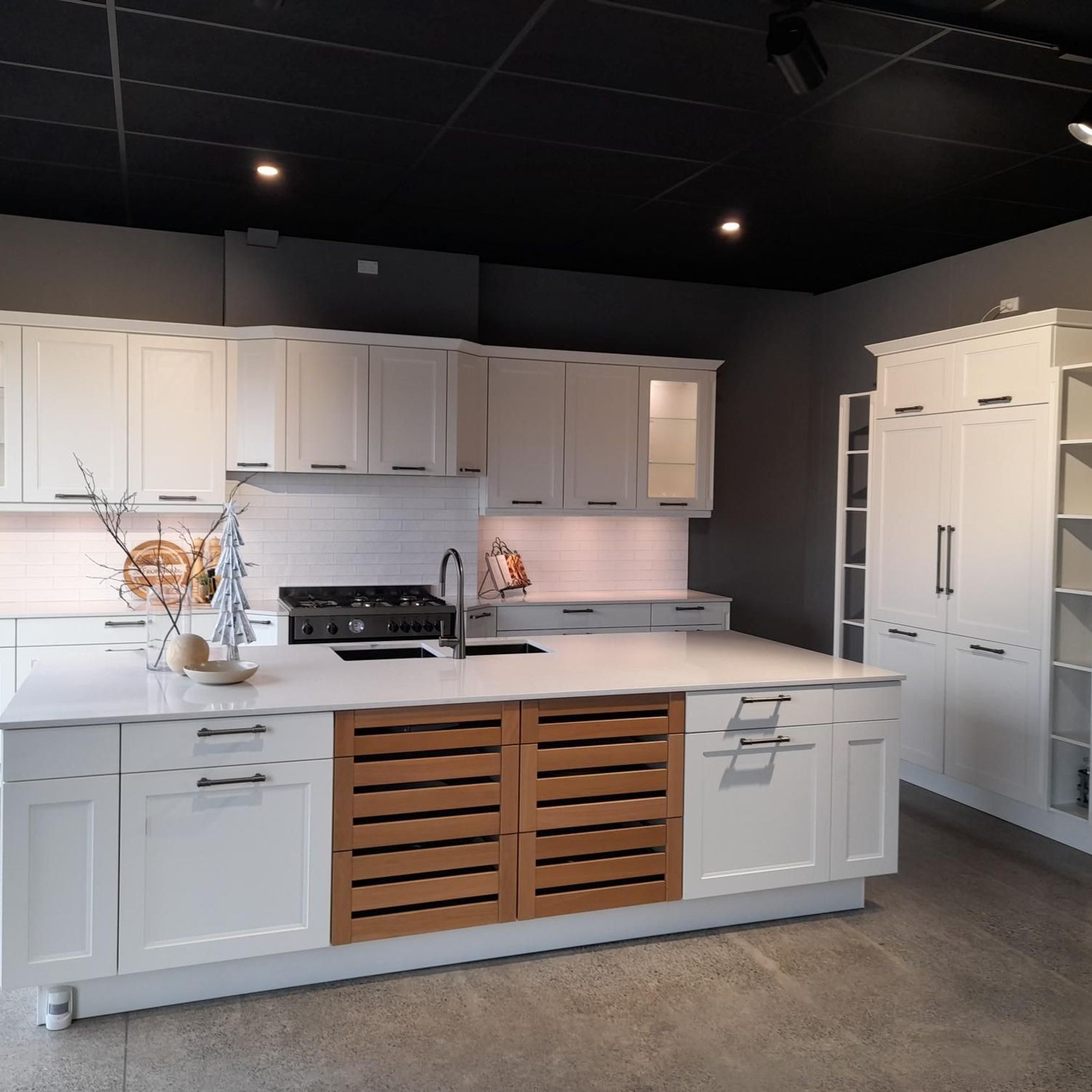 Cascada Traditional Kitchen Cabinetry gallery detail image
