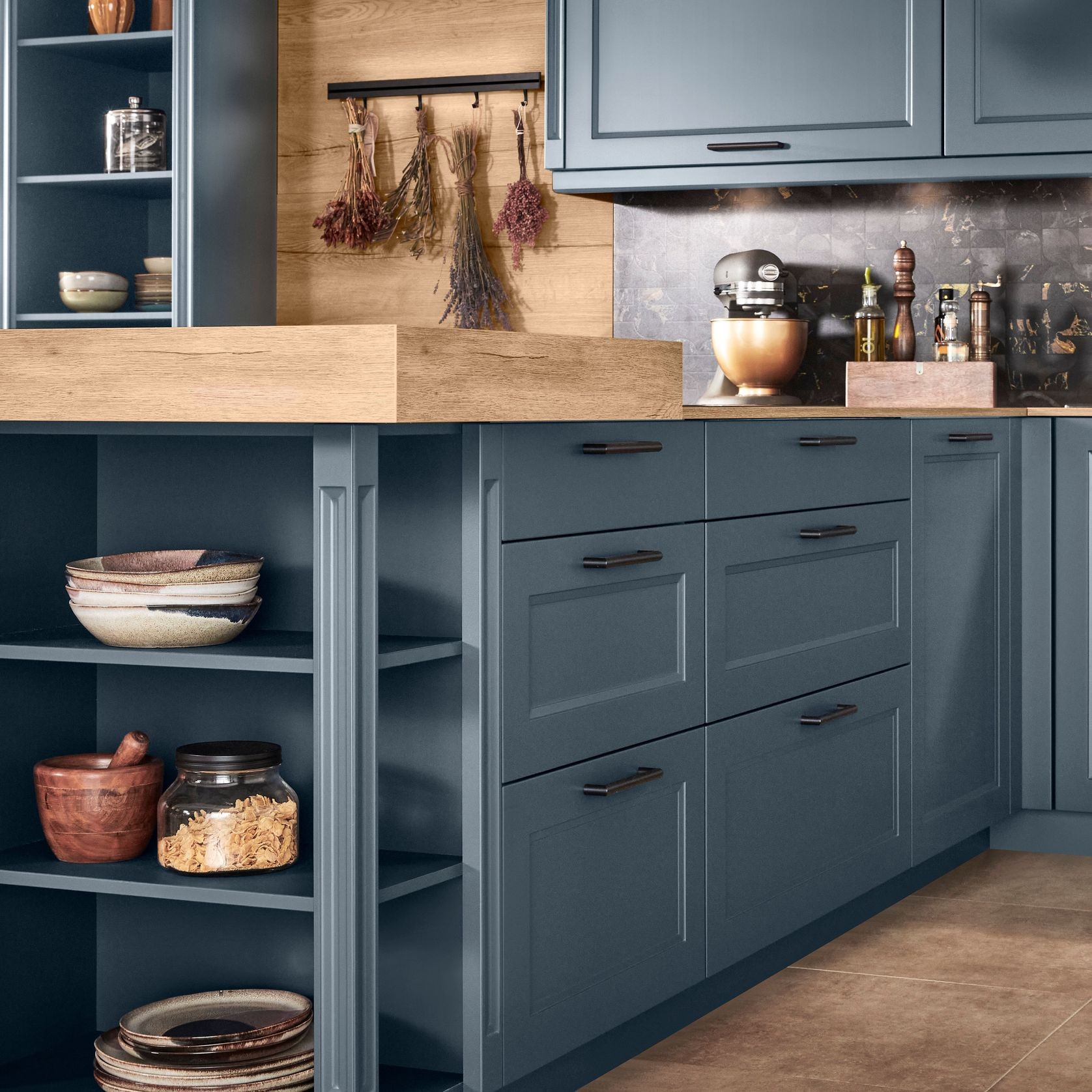 Cascada Traditional Kitchen Cabinetry gallery detail image