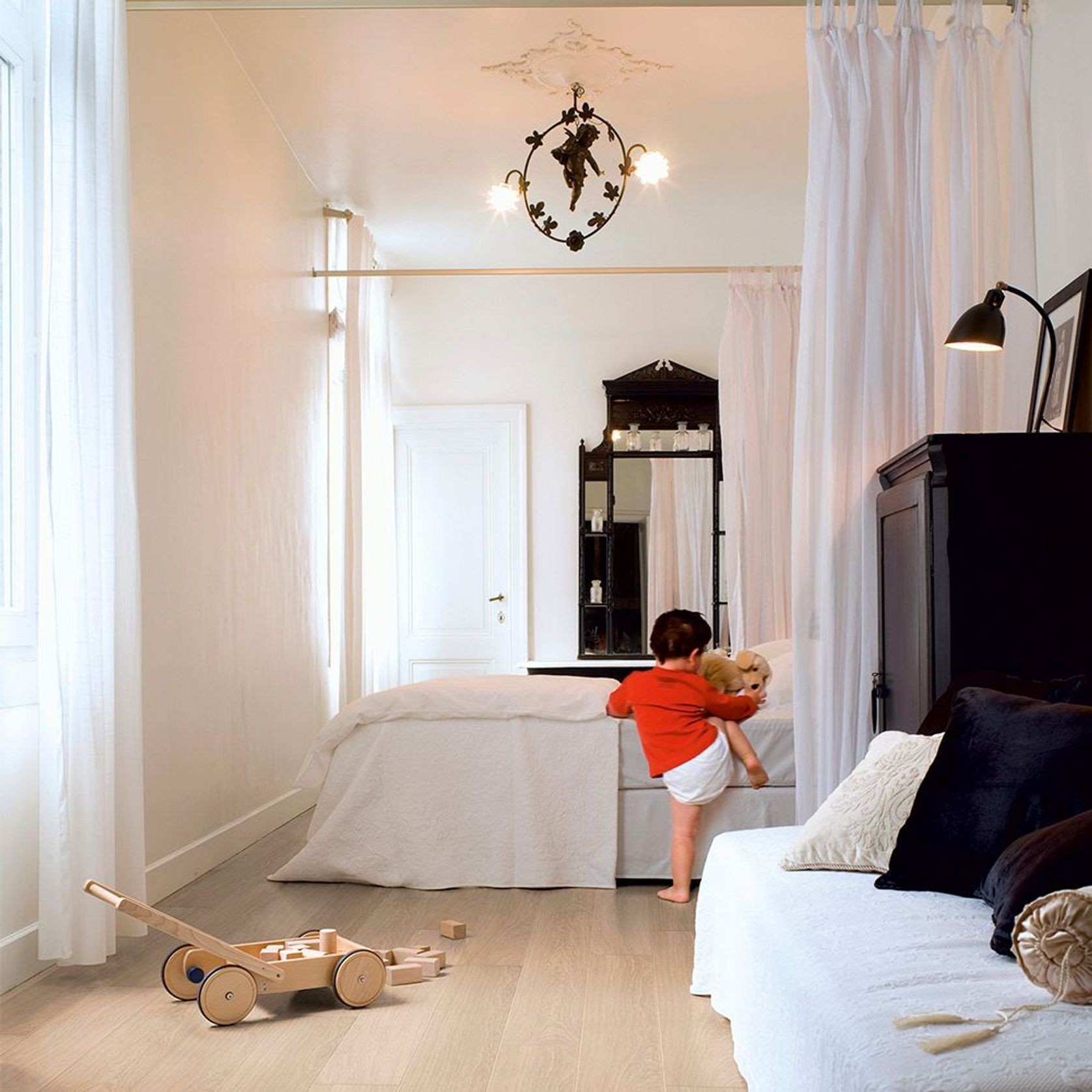 Quick-Step Impressive White Varnished Oak Laminate Flooring gallery detail image