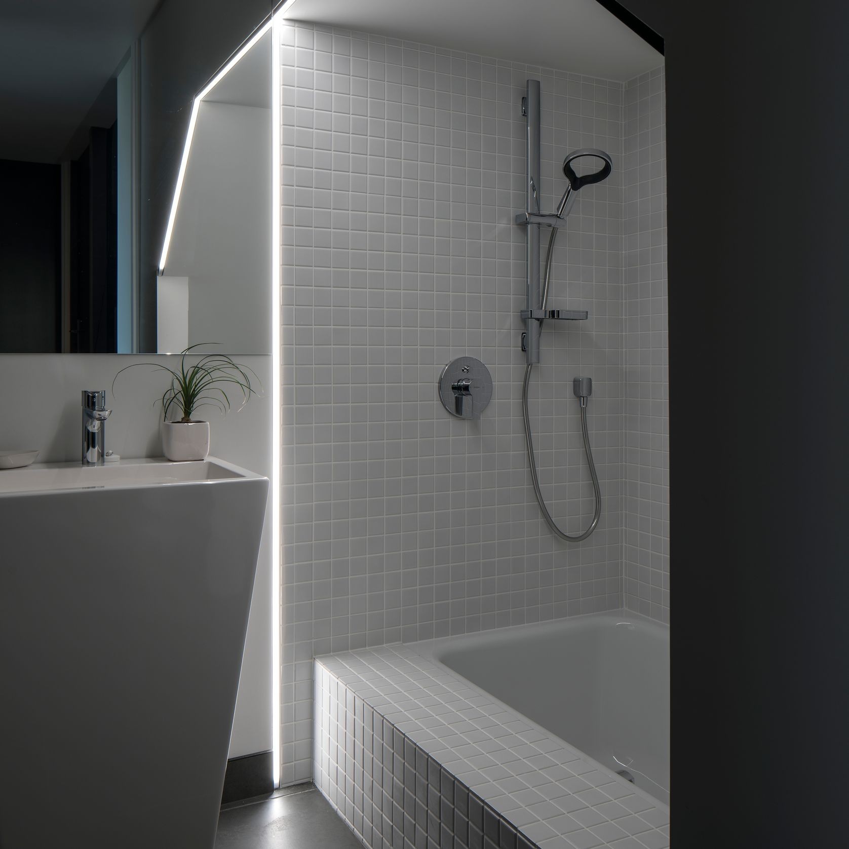 Flat Freddie 14 Linear LED Light gallery detail image