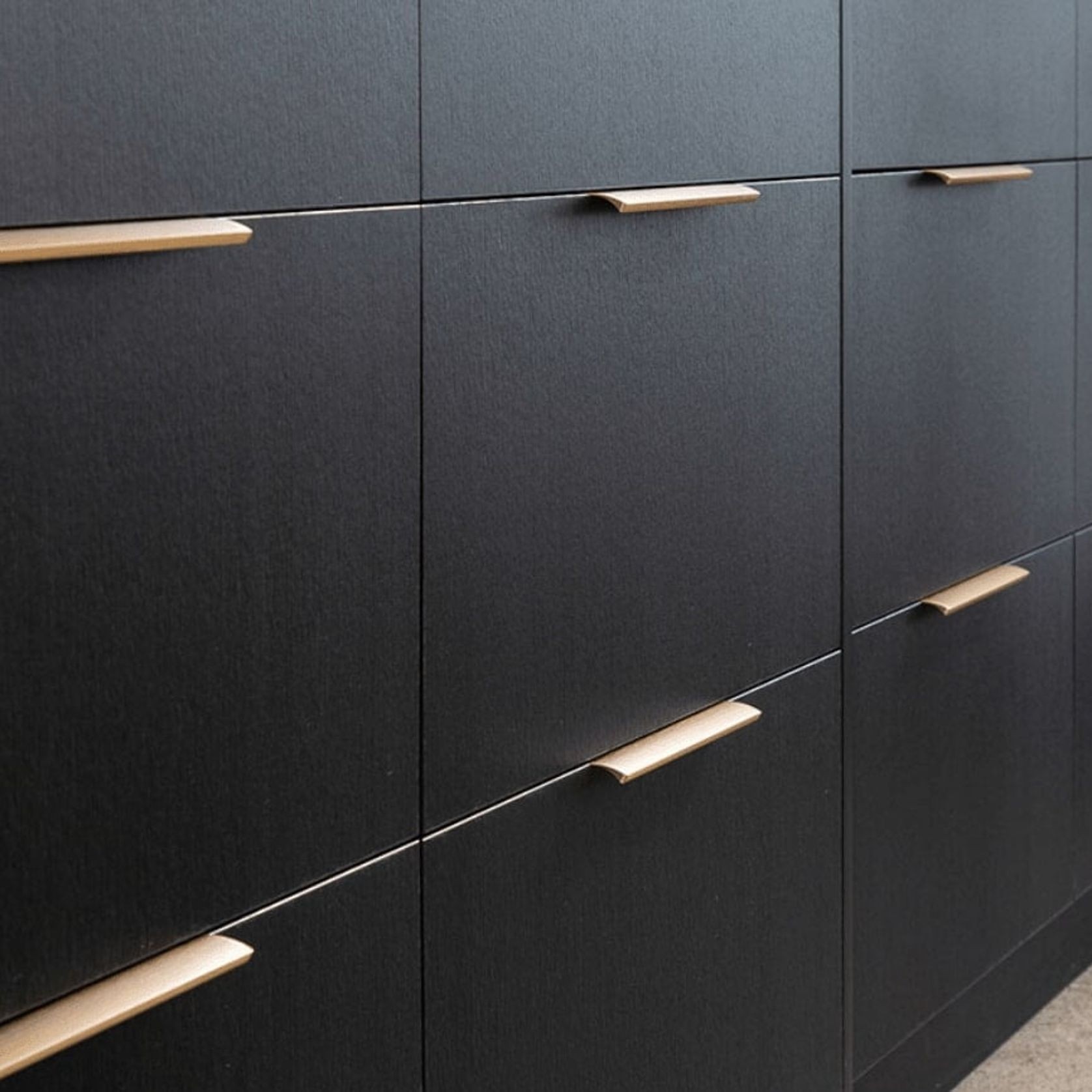Kitchen lip pull handles darwin Matt black /Brushed brass/Brushed nickel/Matt white gallery detail image