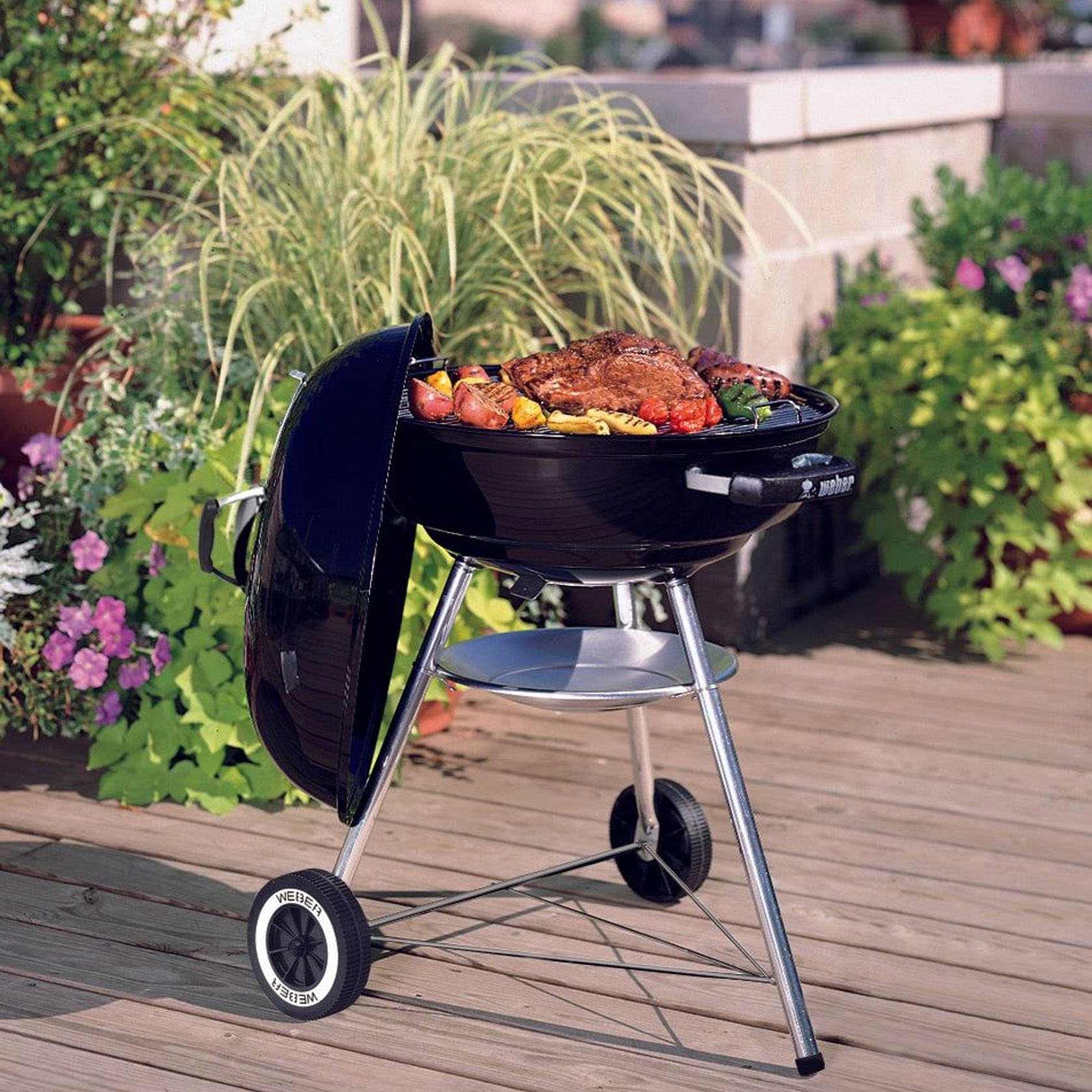 Weber Compact Kettle gallery detail image