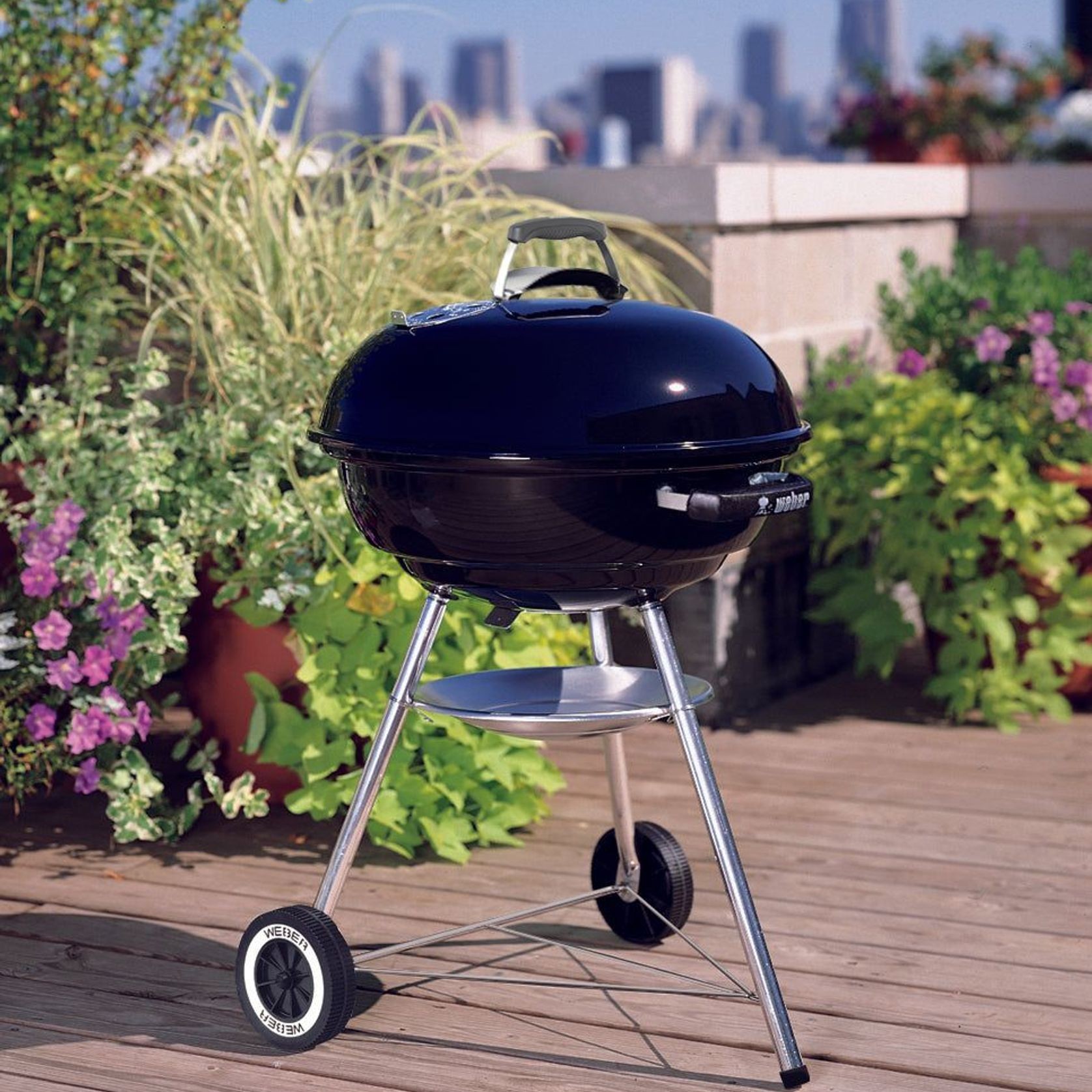 Weber Compact Kettle gallery detail image