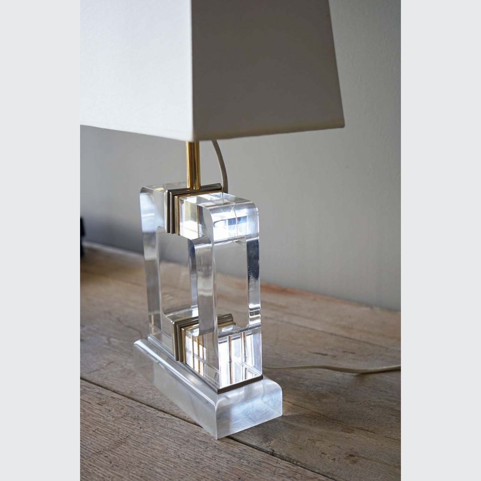 Mid-Century Lucite Lamp gallery detail image