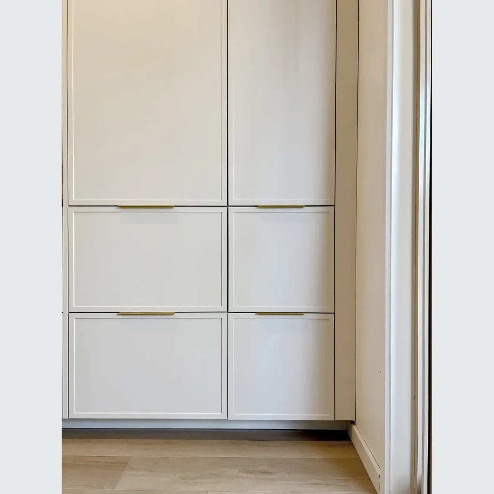 KT&CO Kitchen finger lip pull handle brass Lucky bay gallery detail image