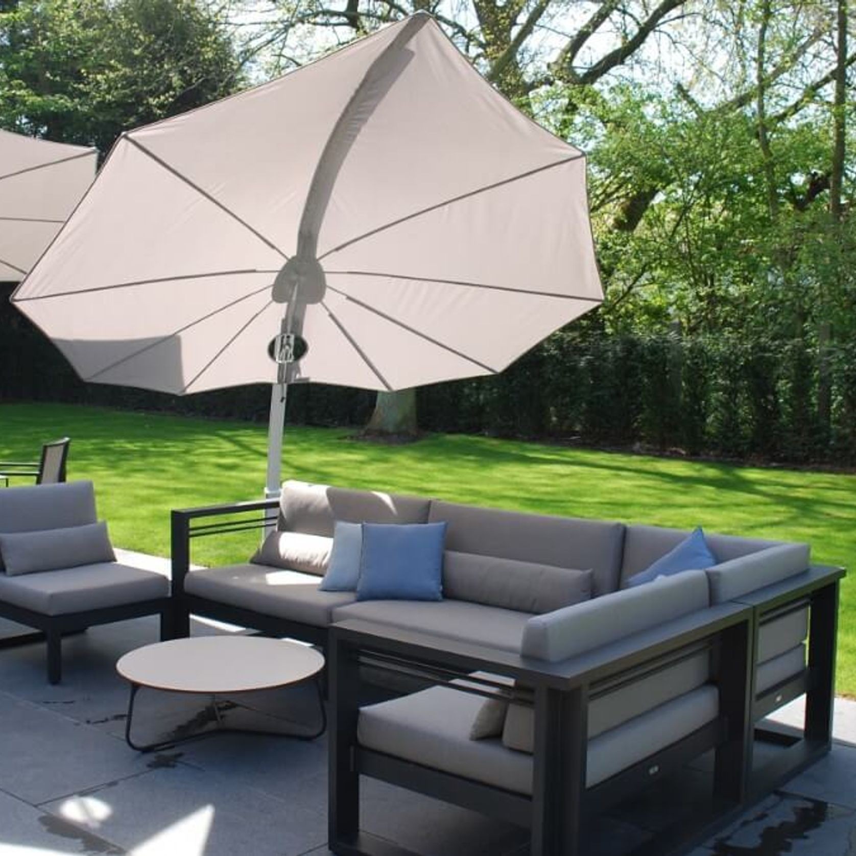 Umbrosa Icarus Cantilever Umbrella gallery detail image