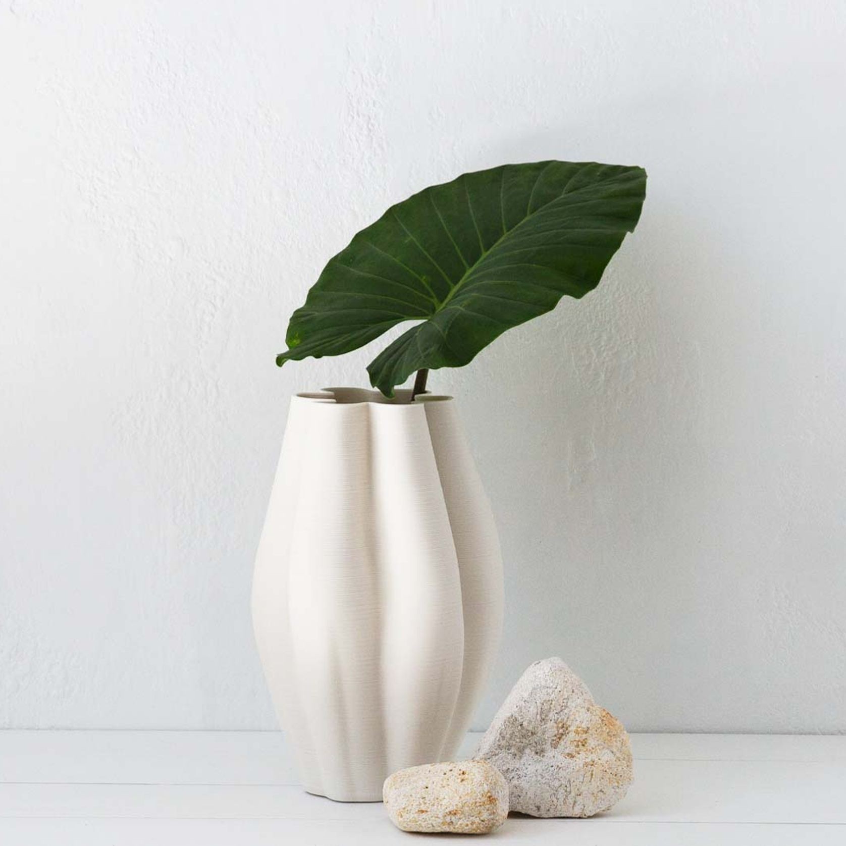 'La Mer' Vase / Medium / Ivory gallery detail image