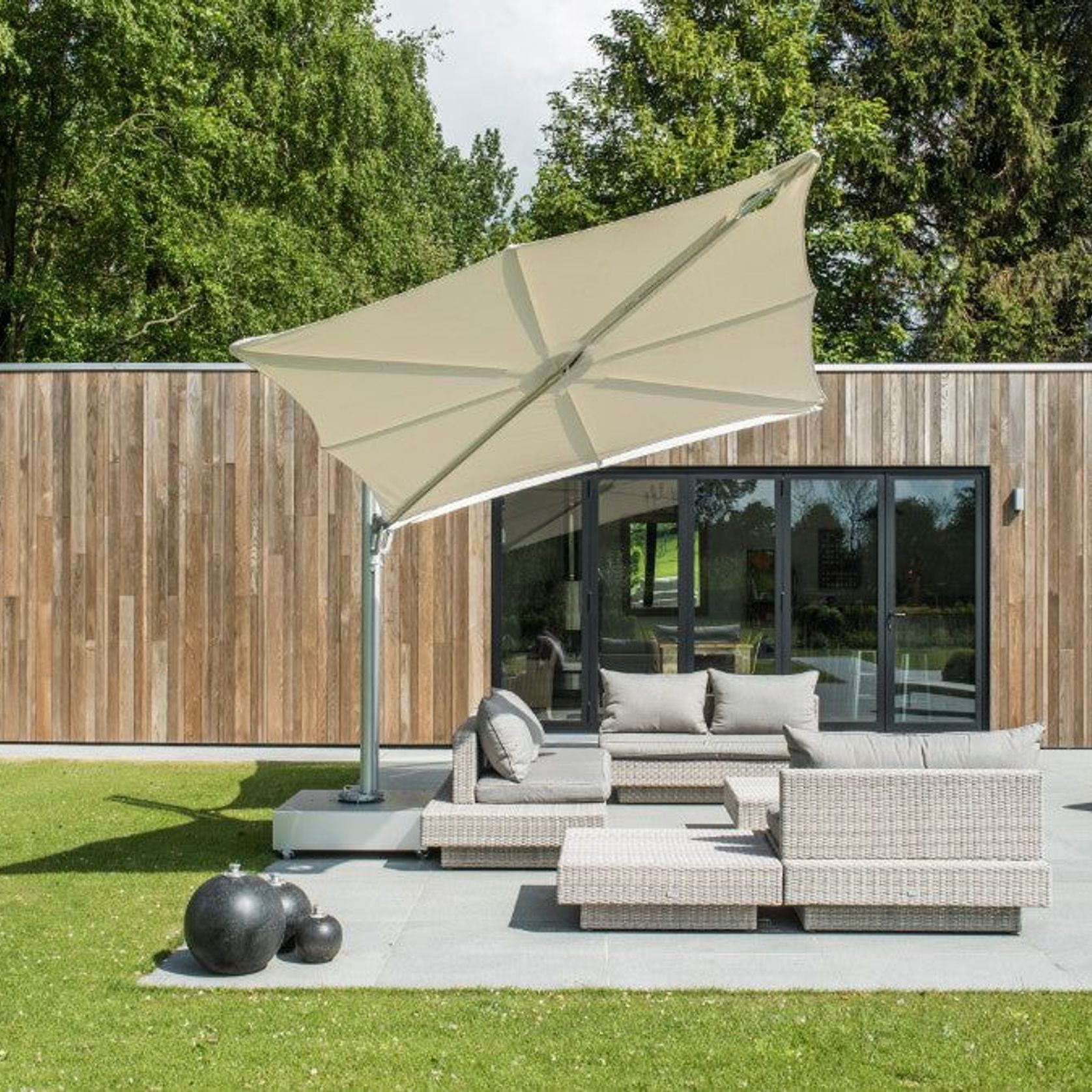 Umbrosa Spectra Cantilever Umbrella gallery detail image