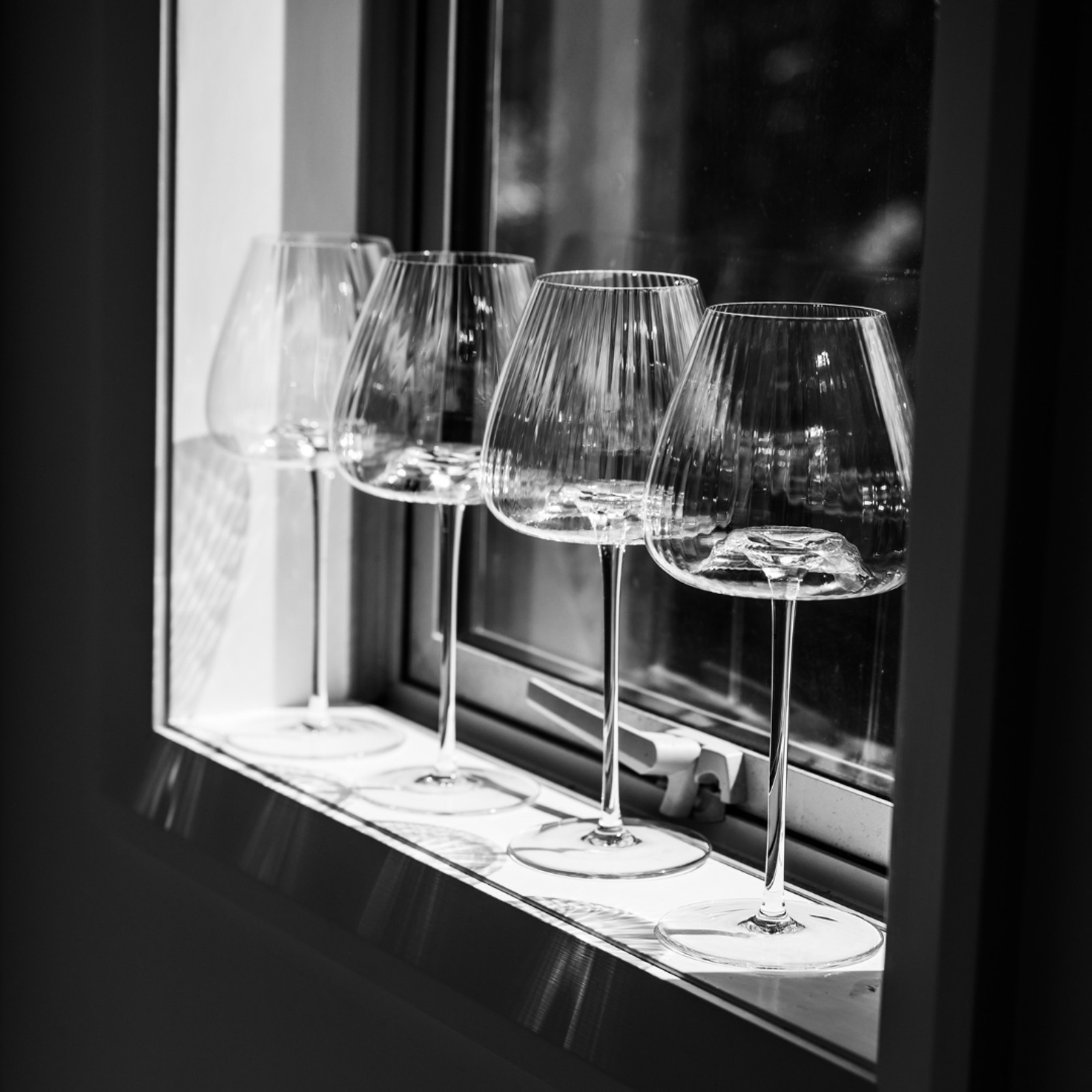 Melted Crystal Red Wine Glass- Set of 4 gallery detail image