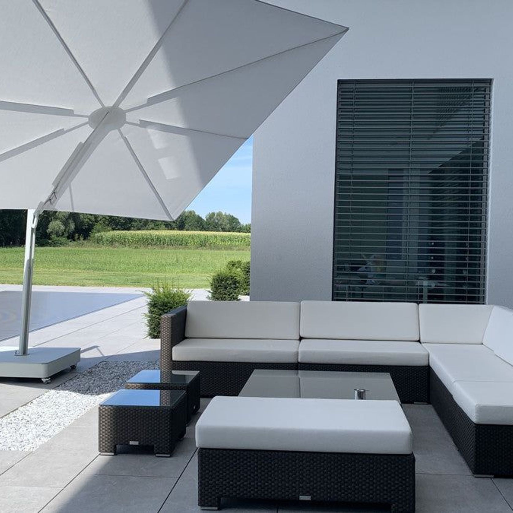 Umbrosa Versa Ux Cantilever Umbrella gallery detail image