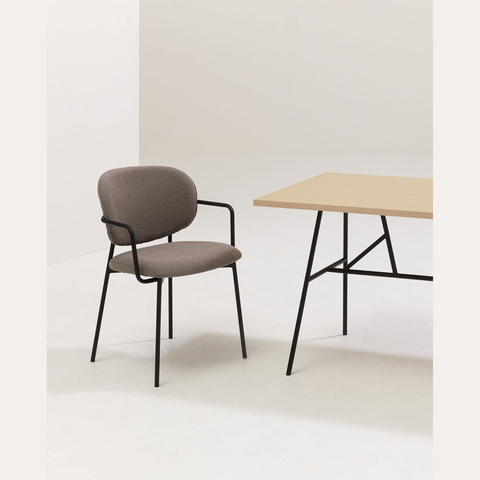 Wround Chair with Arms gallery detail image