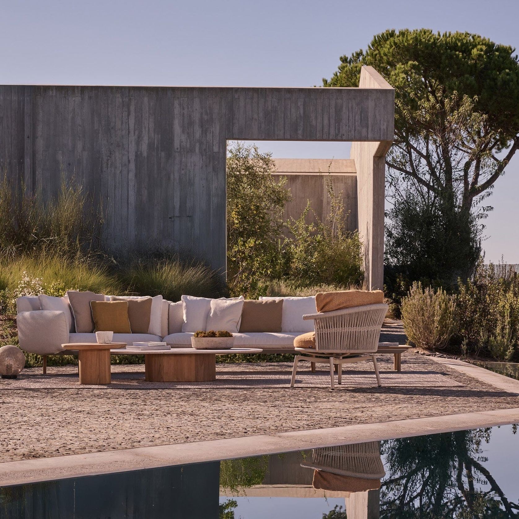 CESTA Swivel Lounge Chair gallery detail image