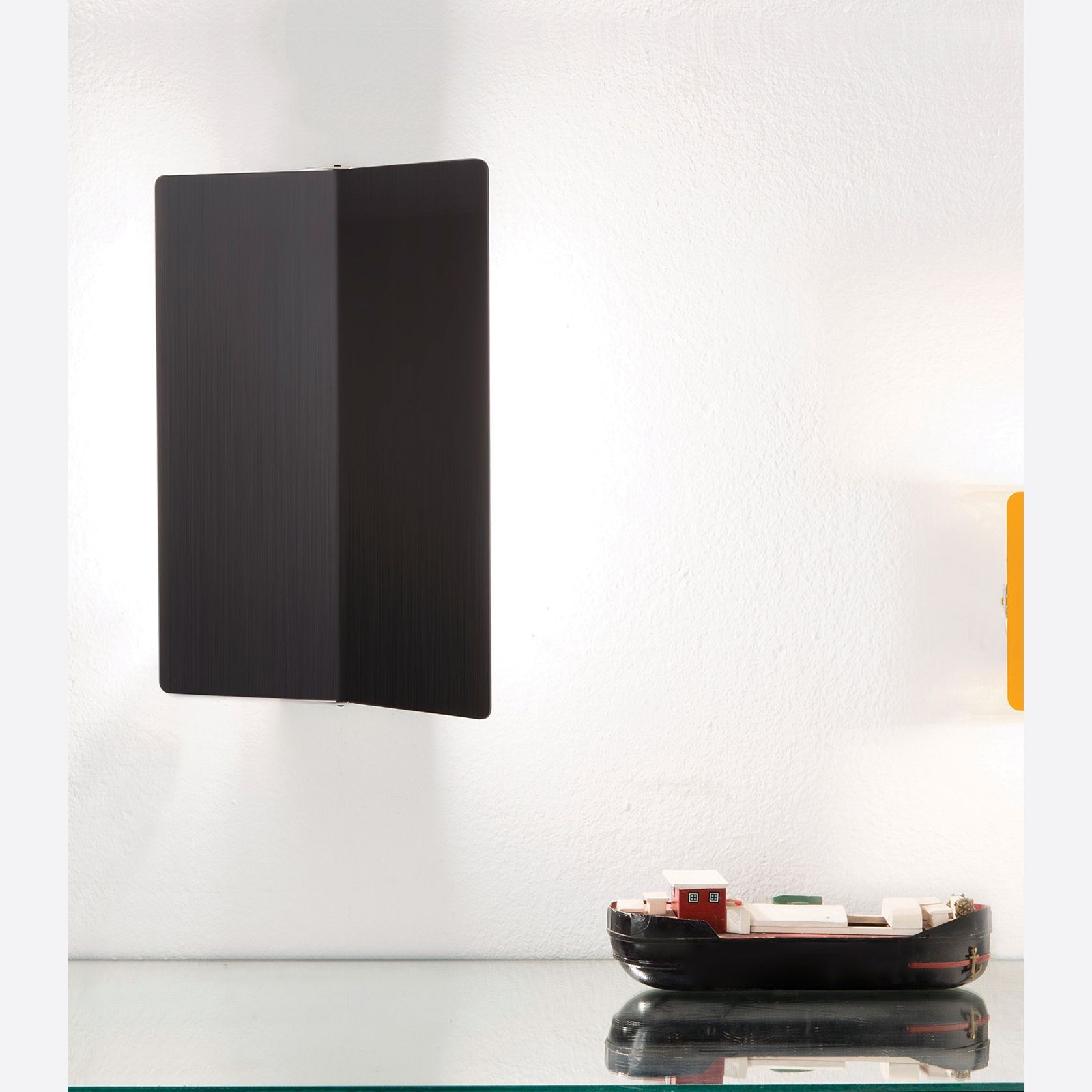 Applique à Volet Pivotant Plié Wall Light gallery detail image