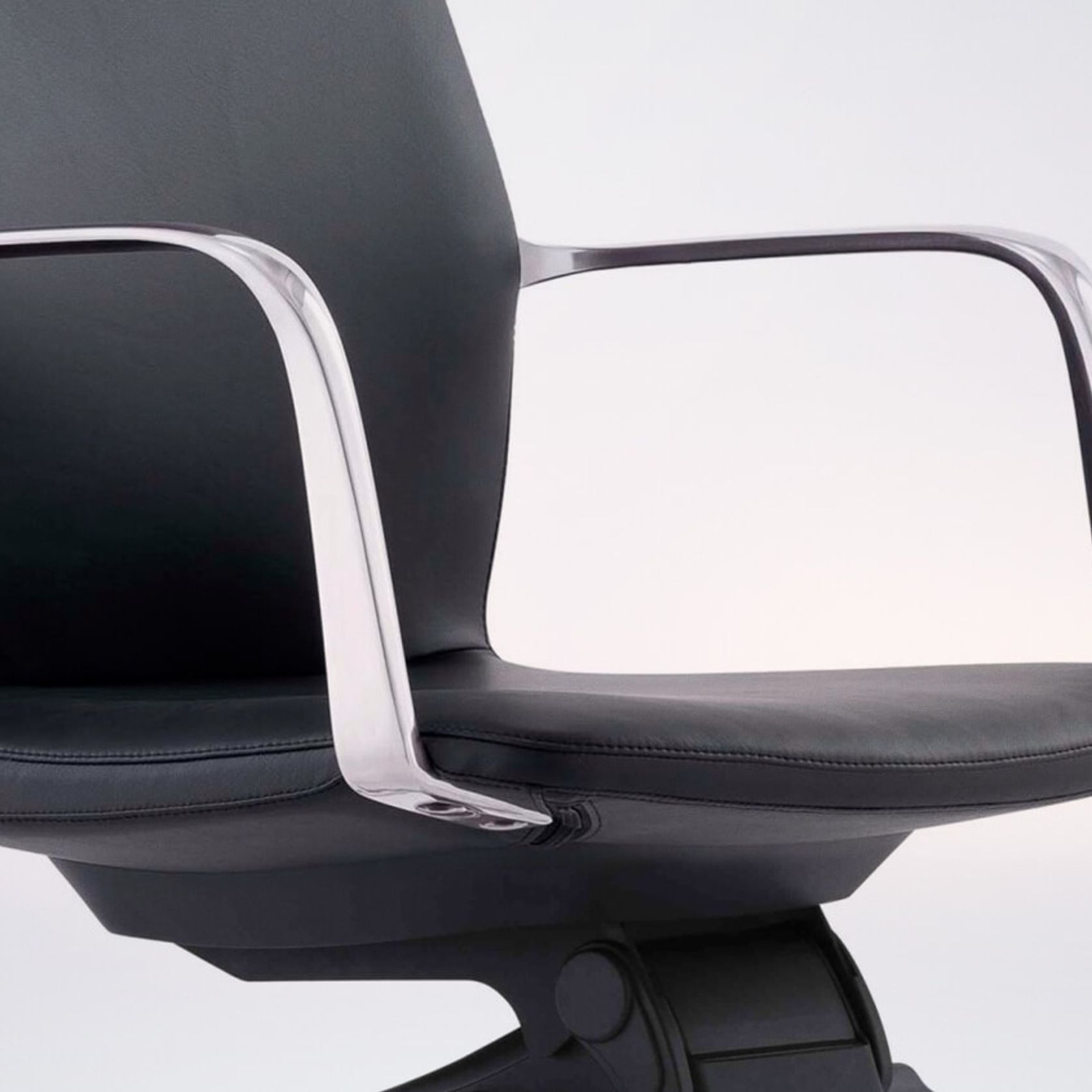 Acacia Exec 16 gallery detail image