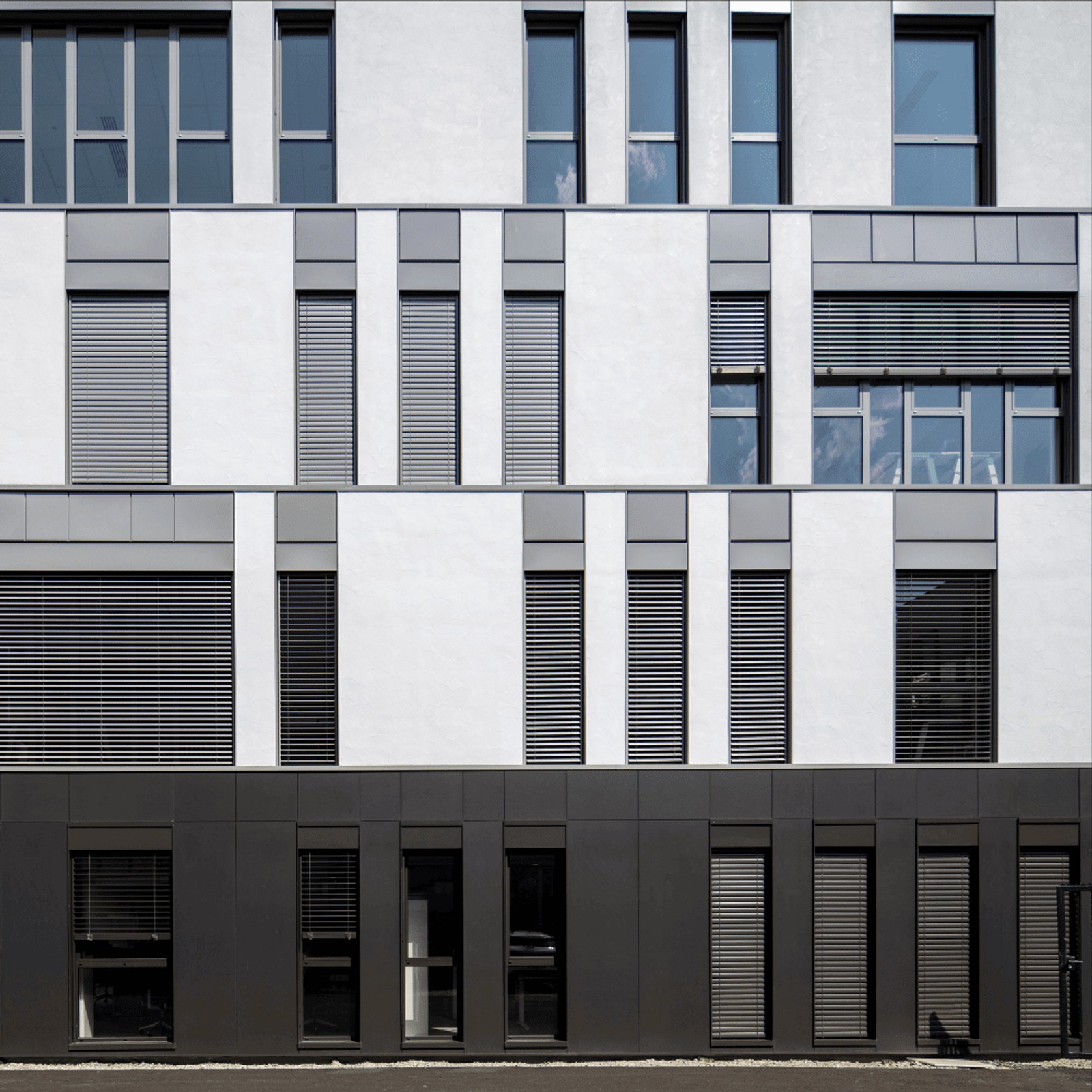 Solomatic II External Venetian Blind with Convex Blade gallery detail image