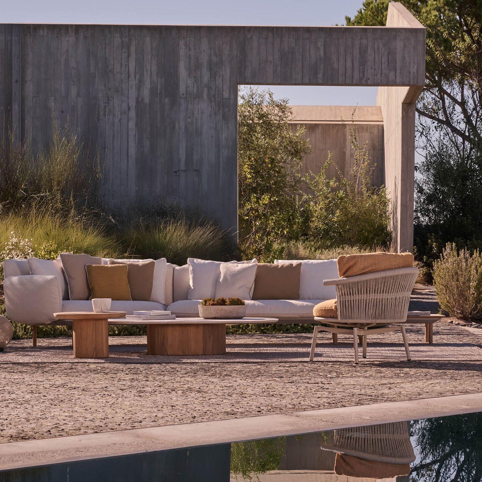Cesta Swivel Lounge Chair gallery detail image